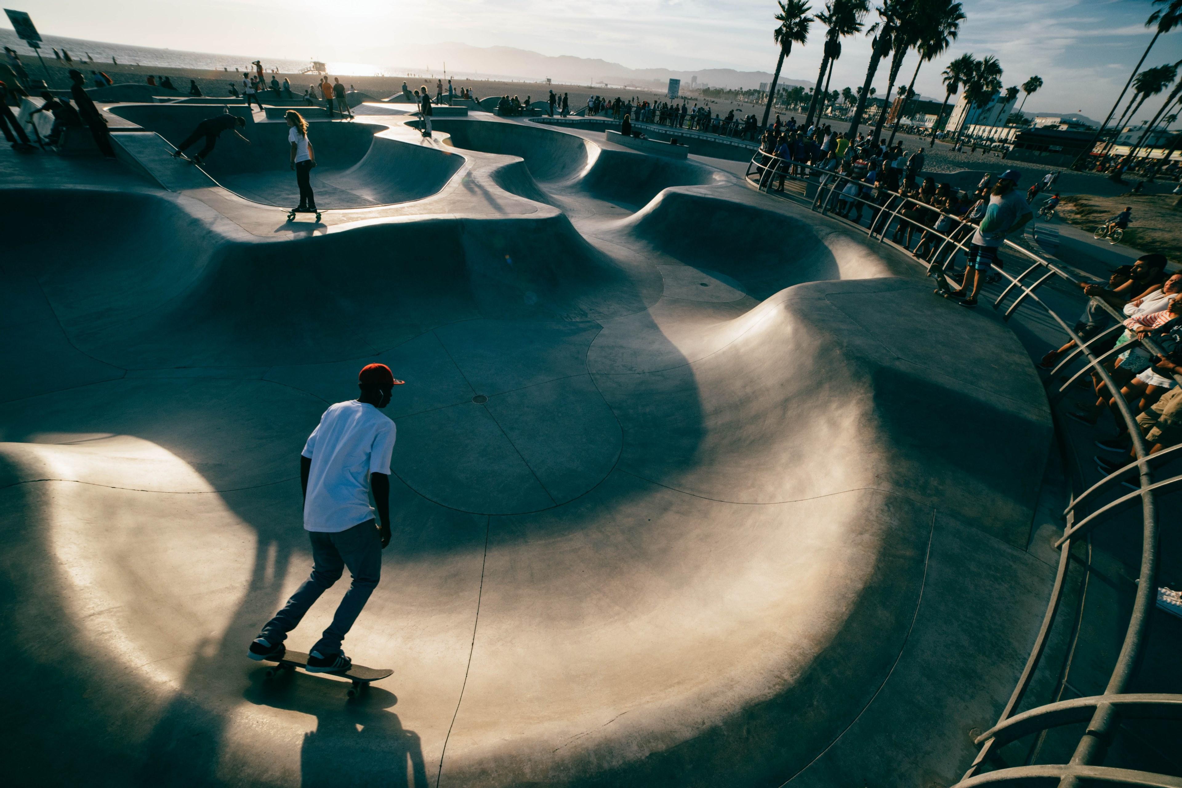 3840x2560 Wallpaper / man skateboarding in venice skate park during sunset, skateboarding sunset venice 4k wallpaper free download