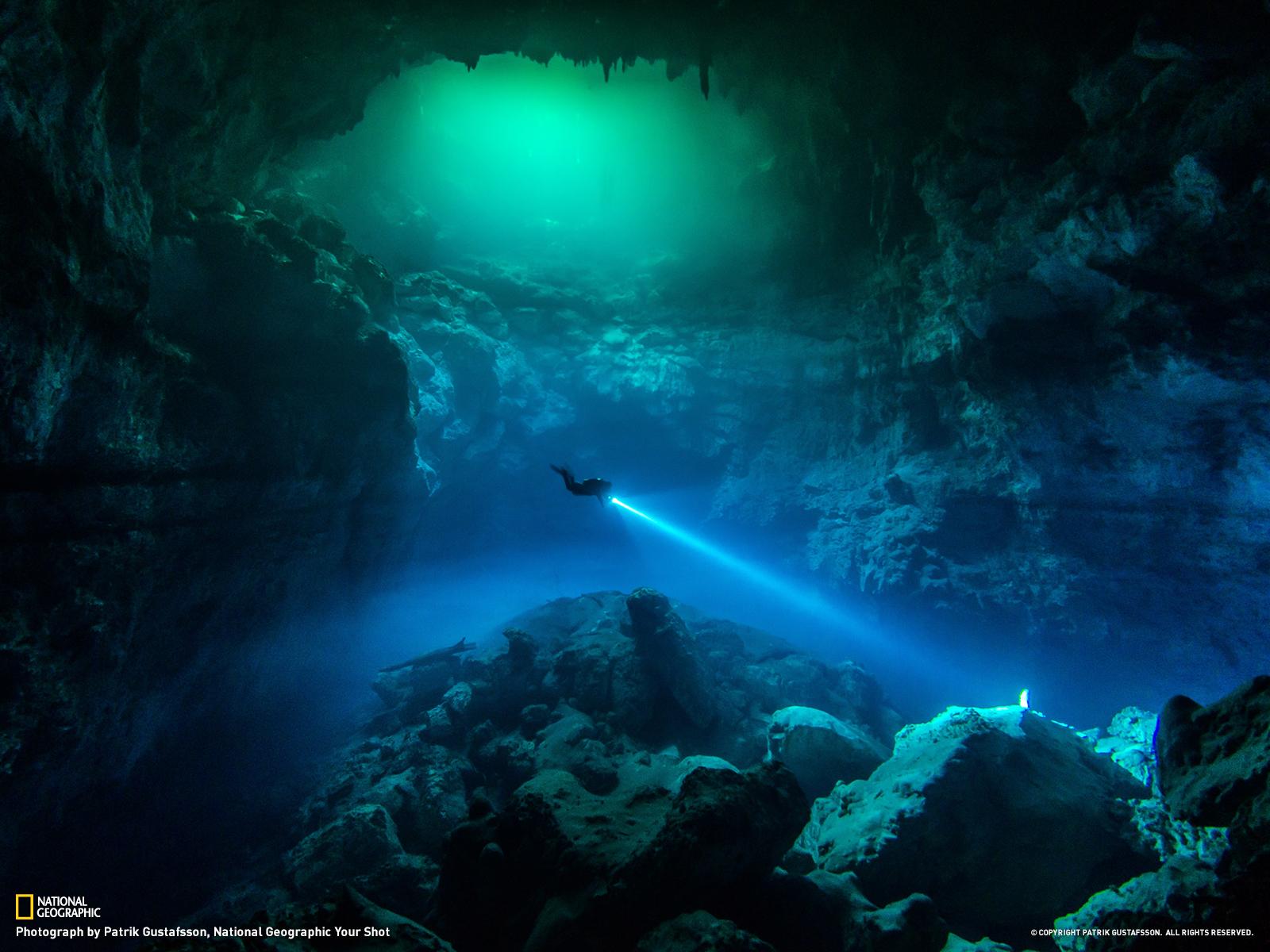 1600x1200 Diving Wallpaper