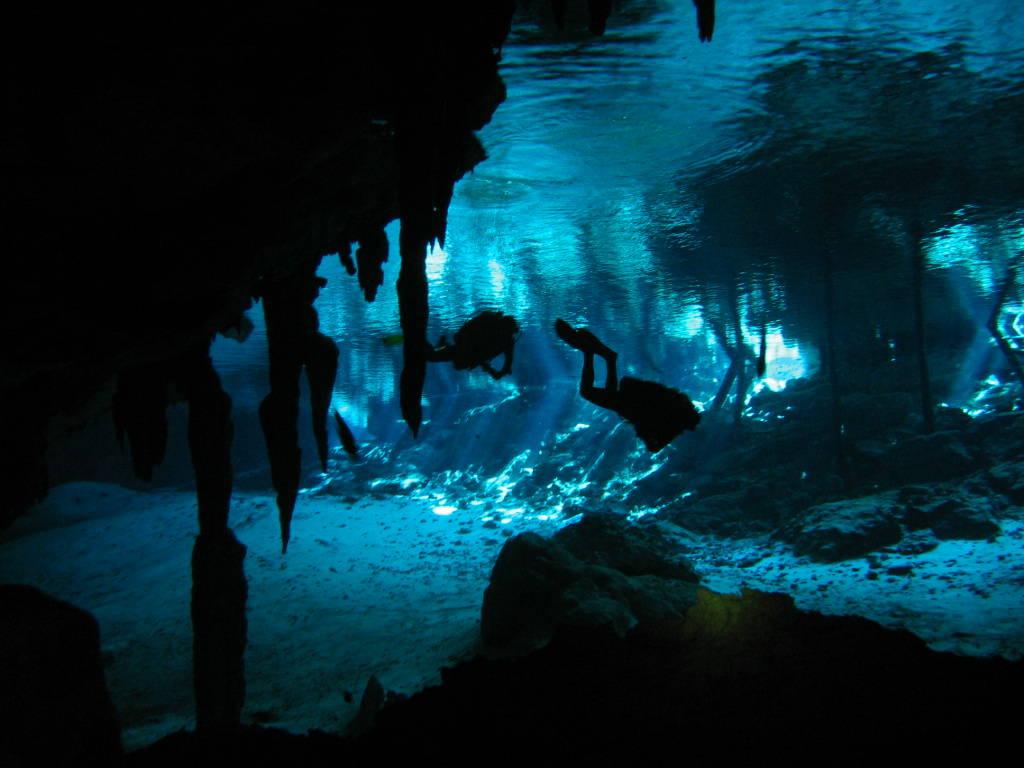 1024x768 Underwater Cave Wallpaper