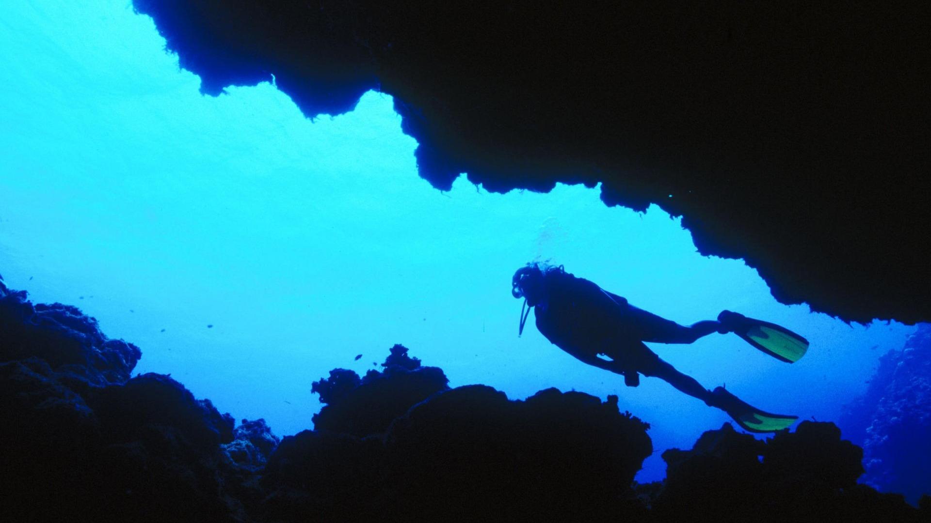 1920x1080 Fiji Diving To Explore Sea Caves Wallpaper
