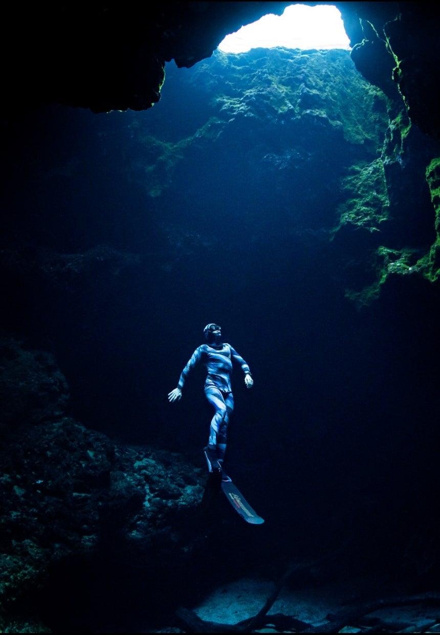 860x1241 Diving a cave on a single breath (freediving)