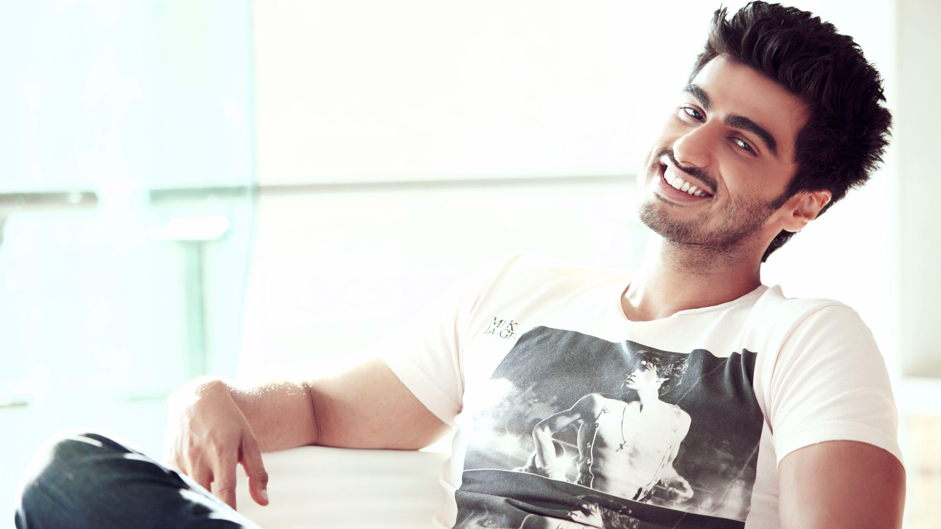 3840x2160 Nền HD Arjun Kapoor Áo phông trắng Smile Diễn viên Bollywood