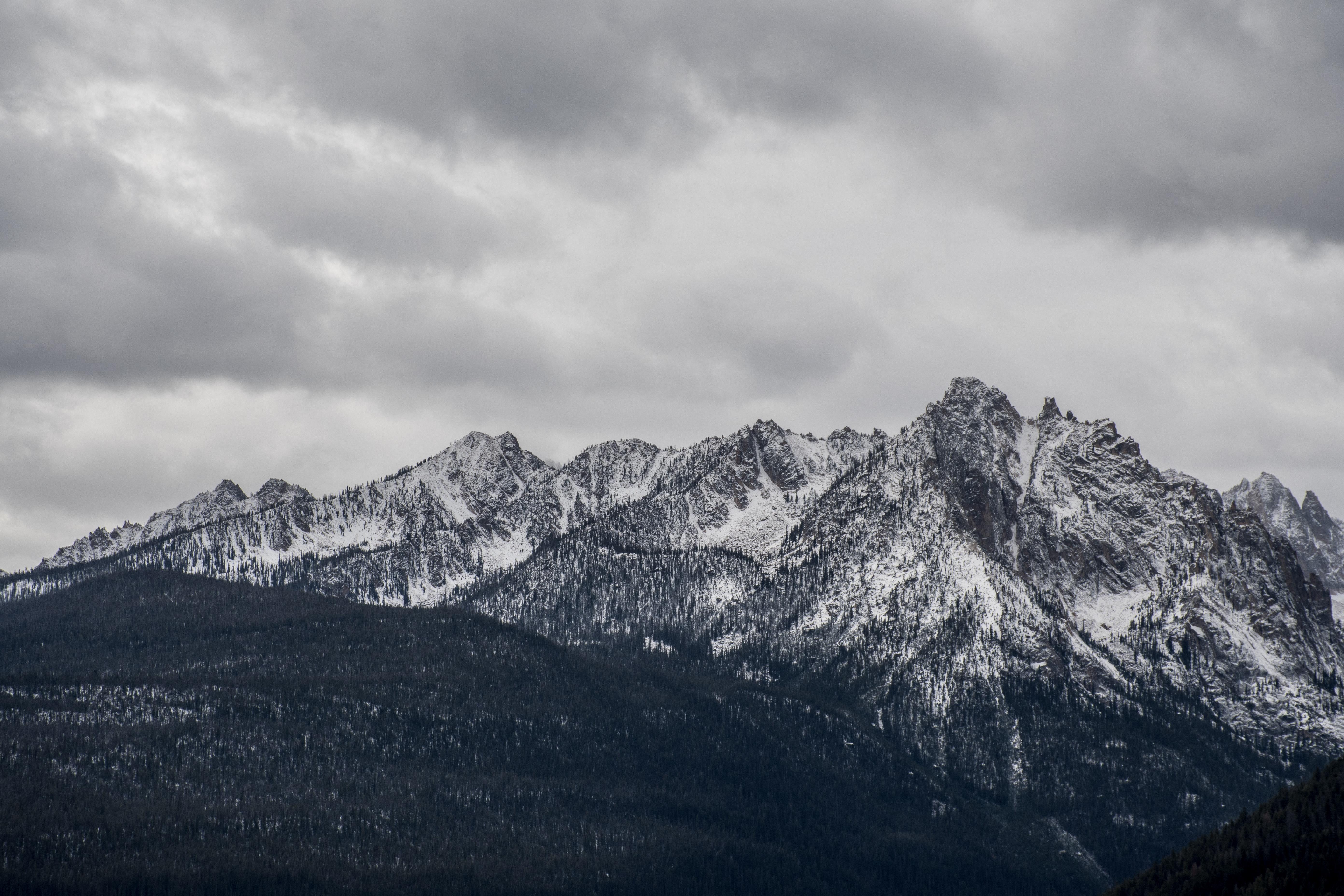5568x3712 Gray Mountains Under Gray Sky at Daytime · Free