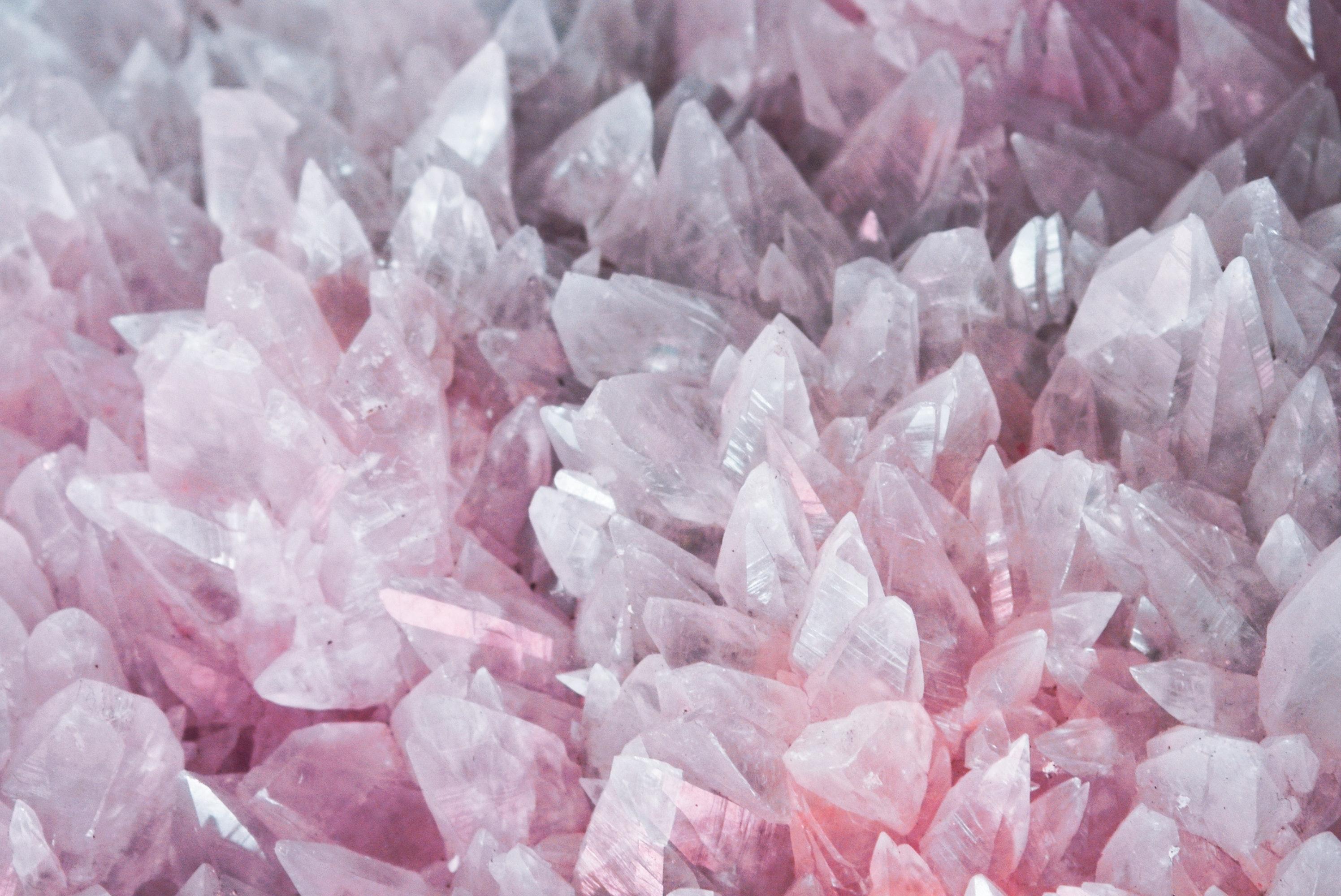 Розово белый камень. Розовый кварц минерал. Розовый кварц Кристалл. САМОЦВЕТ розовый кварц. Кварц камень мрамор Кристалл.