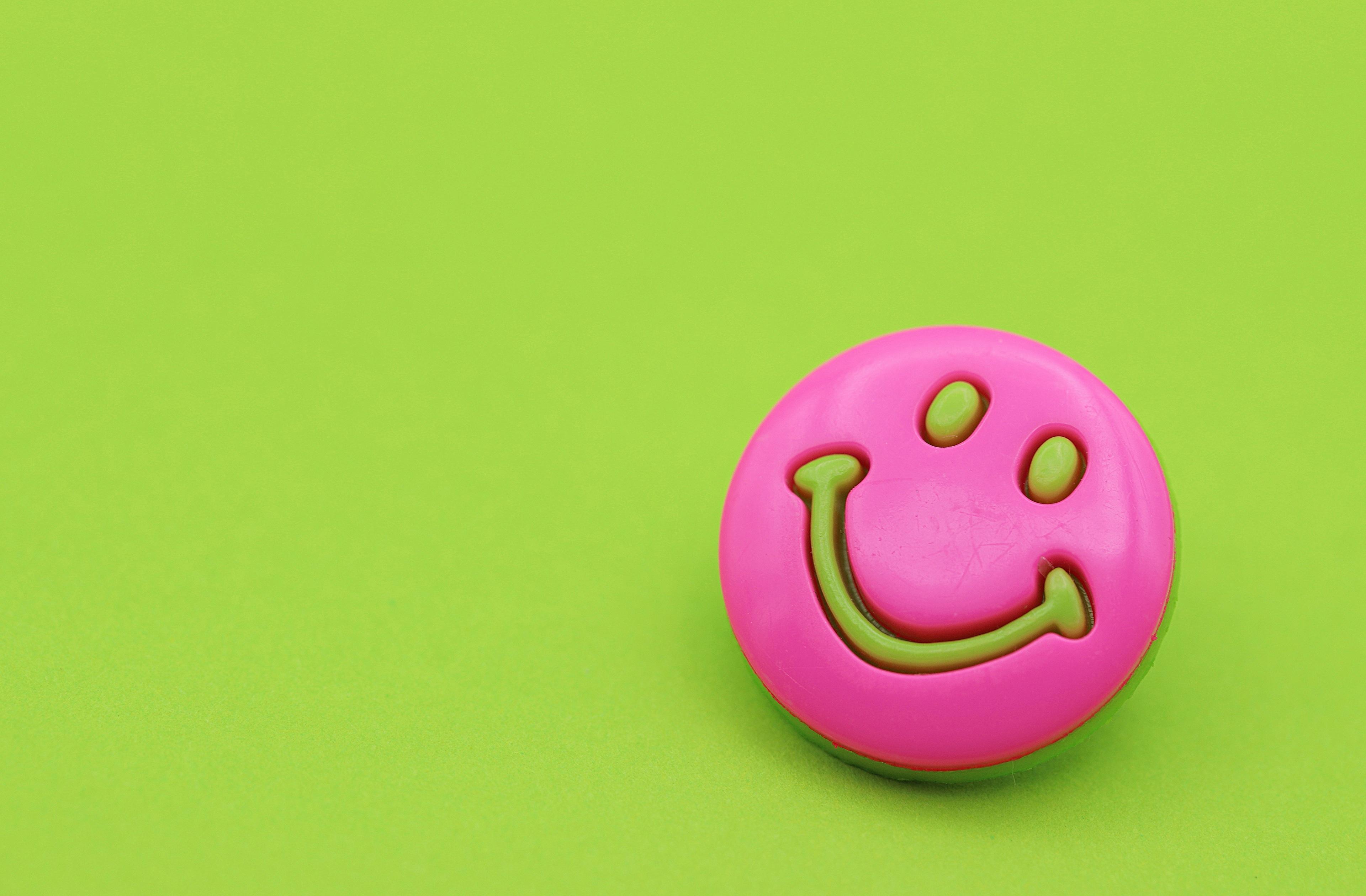 3840x2520 Pink smiley on green background Desktop wallpaper 1400x1050
