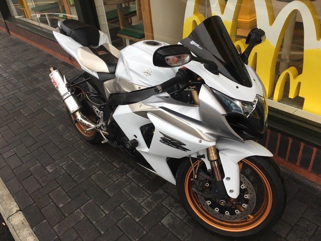 1024x768 SUZUKI GSXR 1000 2010