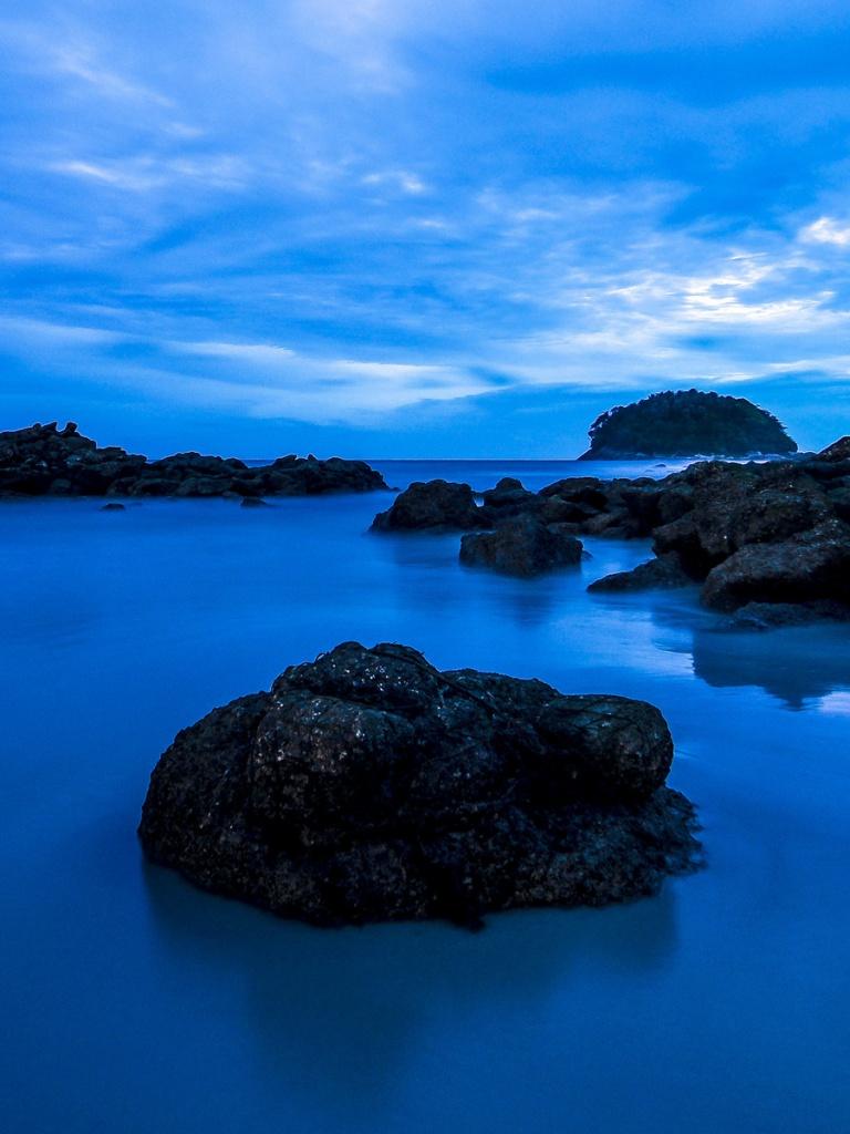 768x1024 Deep Blue Water Black Rocks iPad mini wallpaper