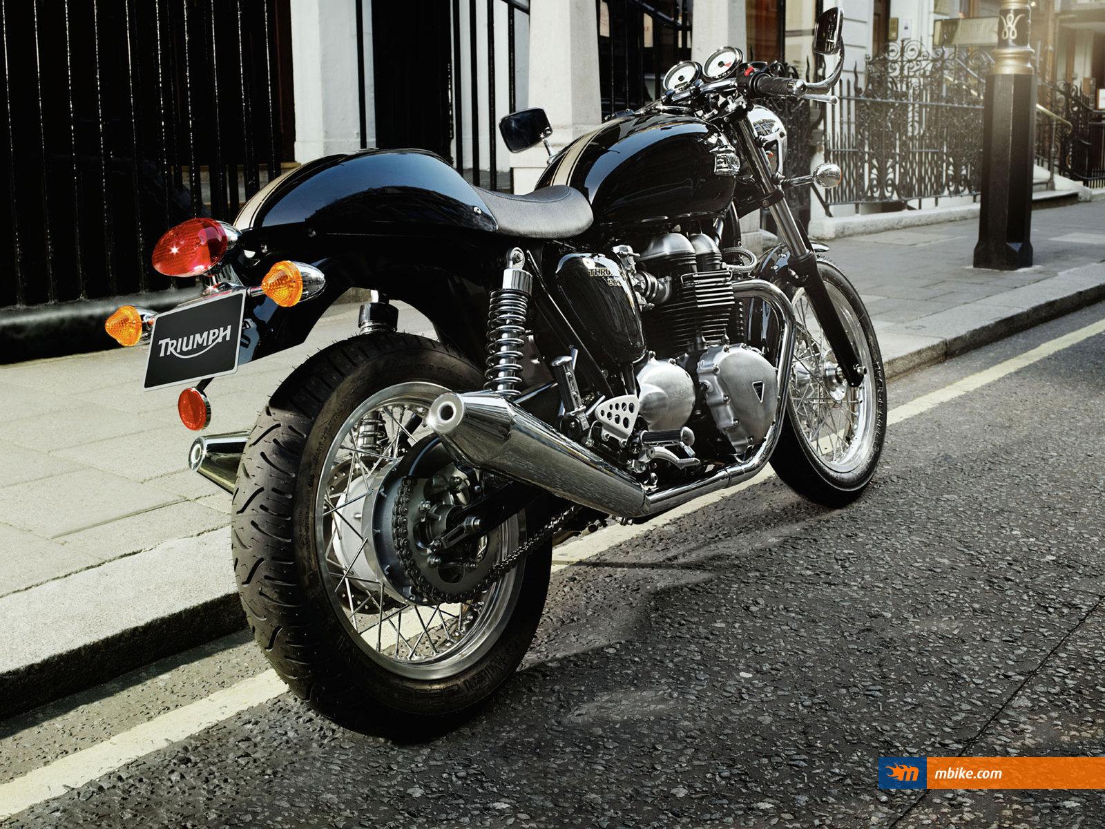 1600x1200 Triumph Thruxton 900 Wallpaper