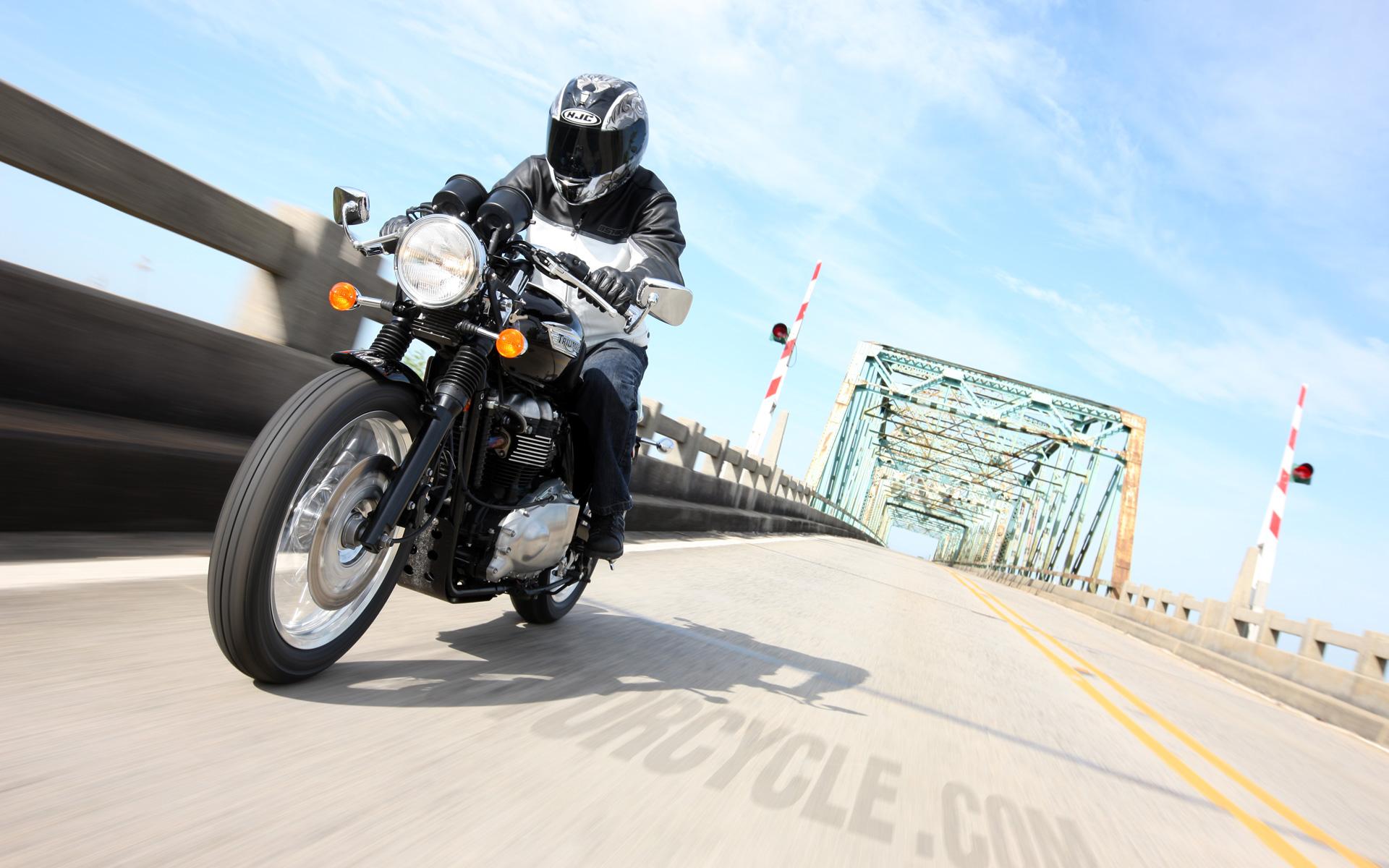 1920x1200 POW! 2009 Triumph Thruxton Review.com News