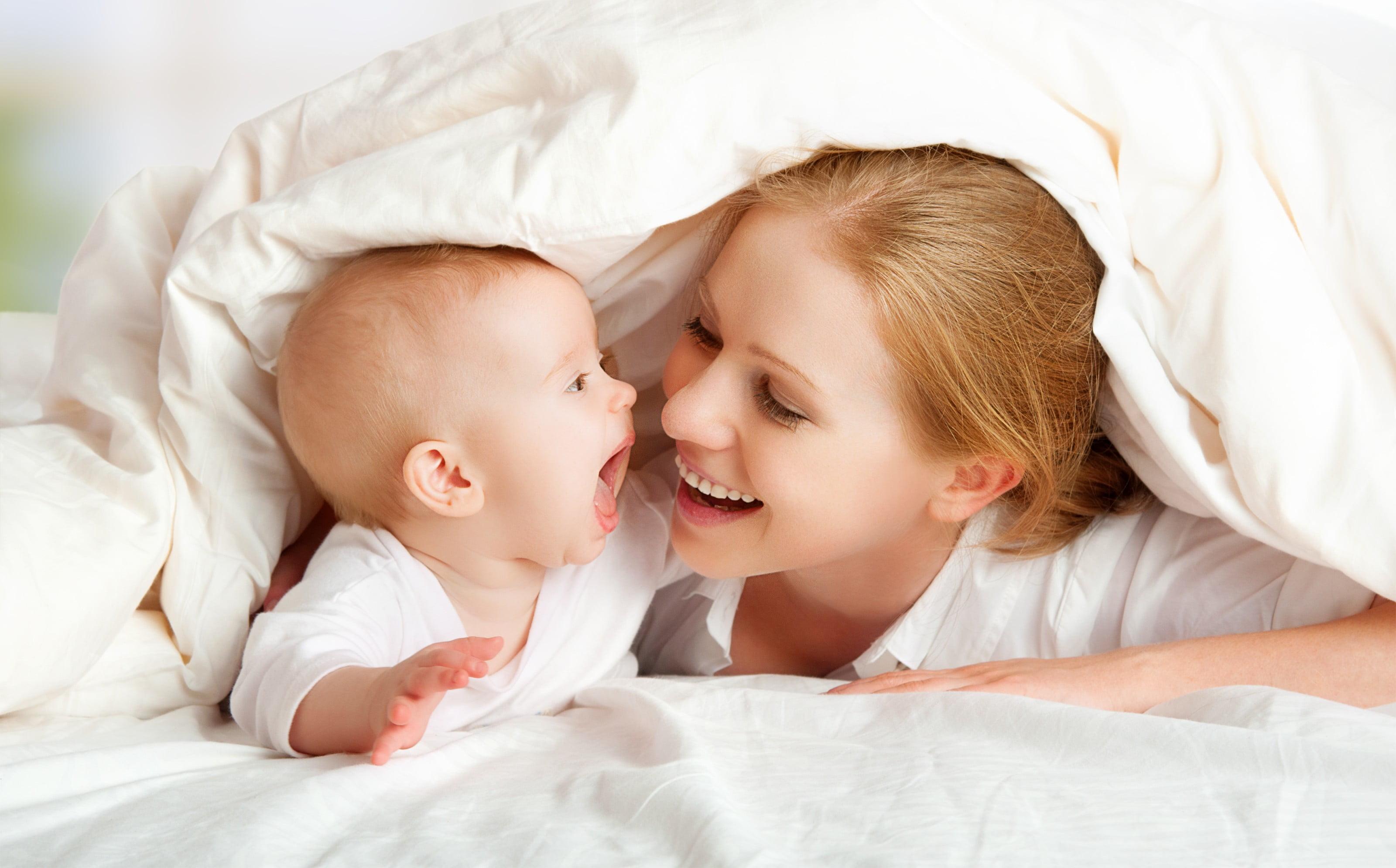 3200x1991 Mom And Baby Wallpaper