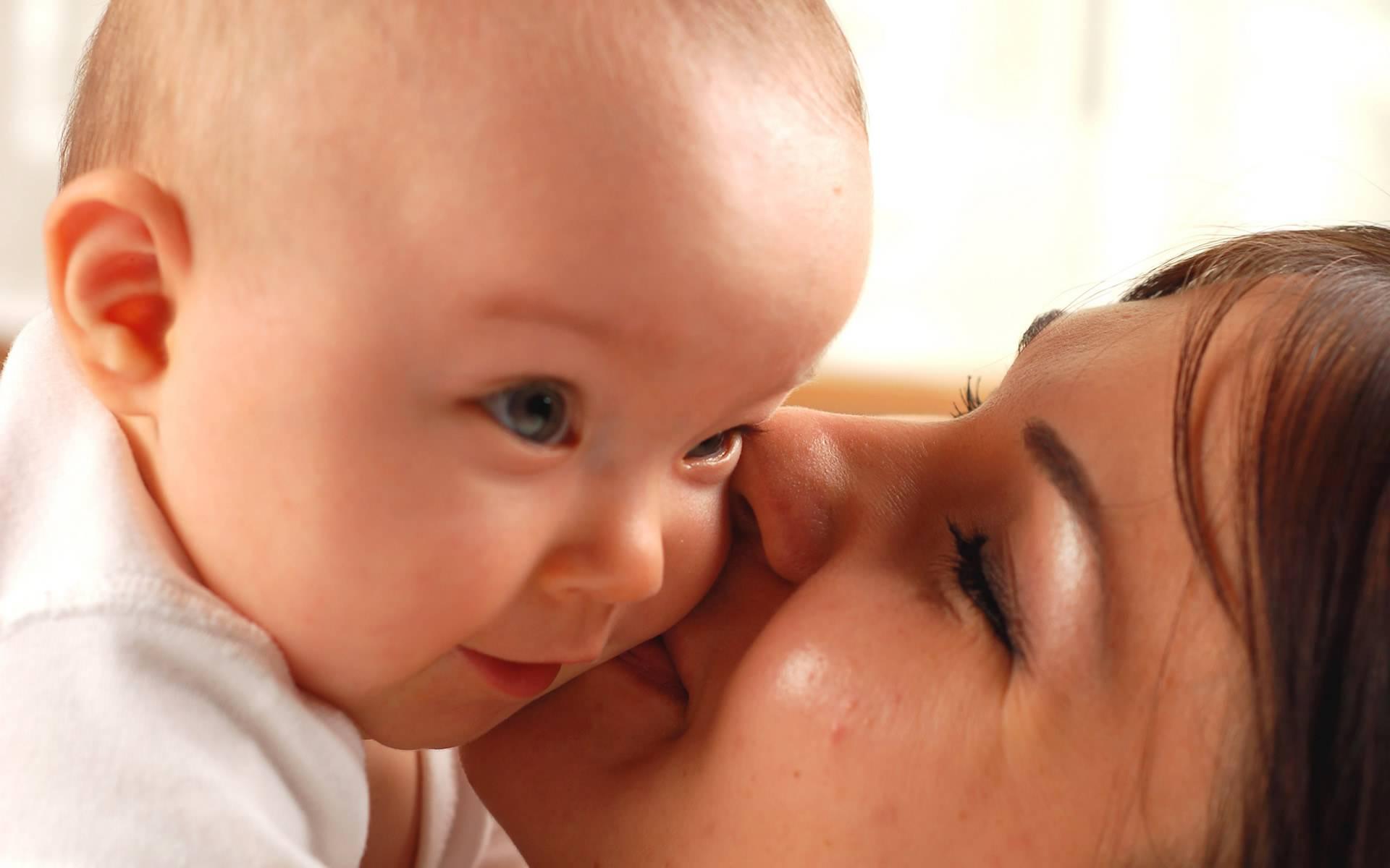 1920x1200 Mother kiss cute baby Wallpaper HD / Desktop and Mobile Background