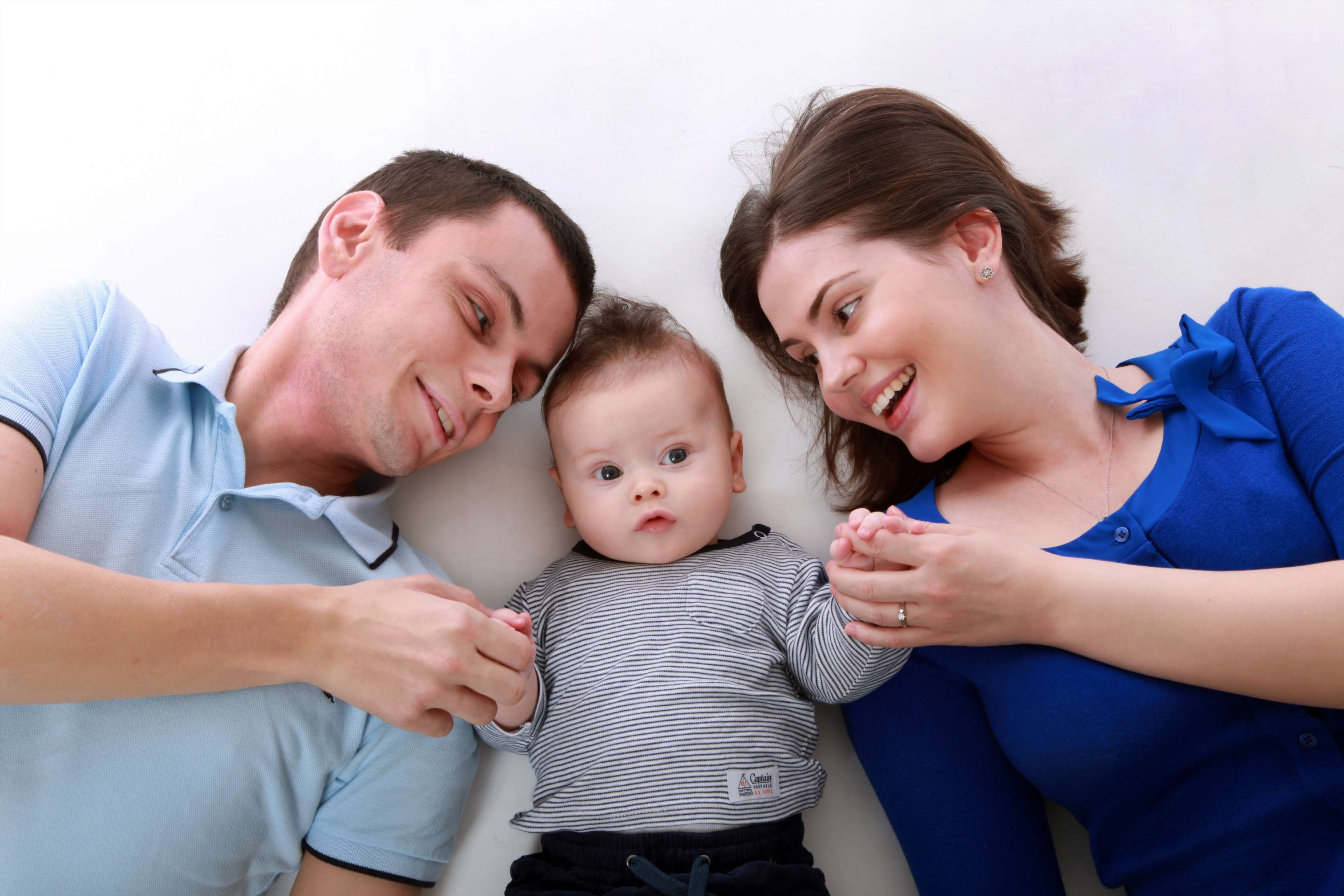 3840x2560 Mom Dad Baby Wallpaper