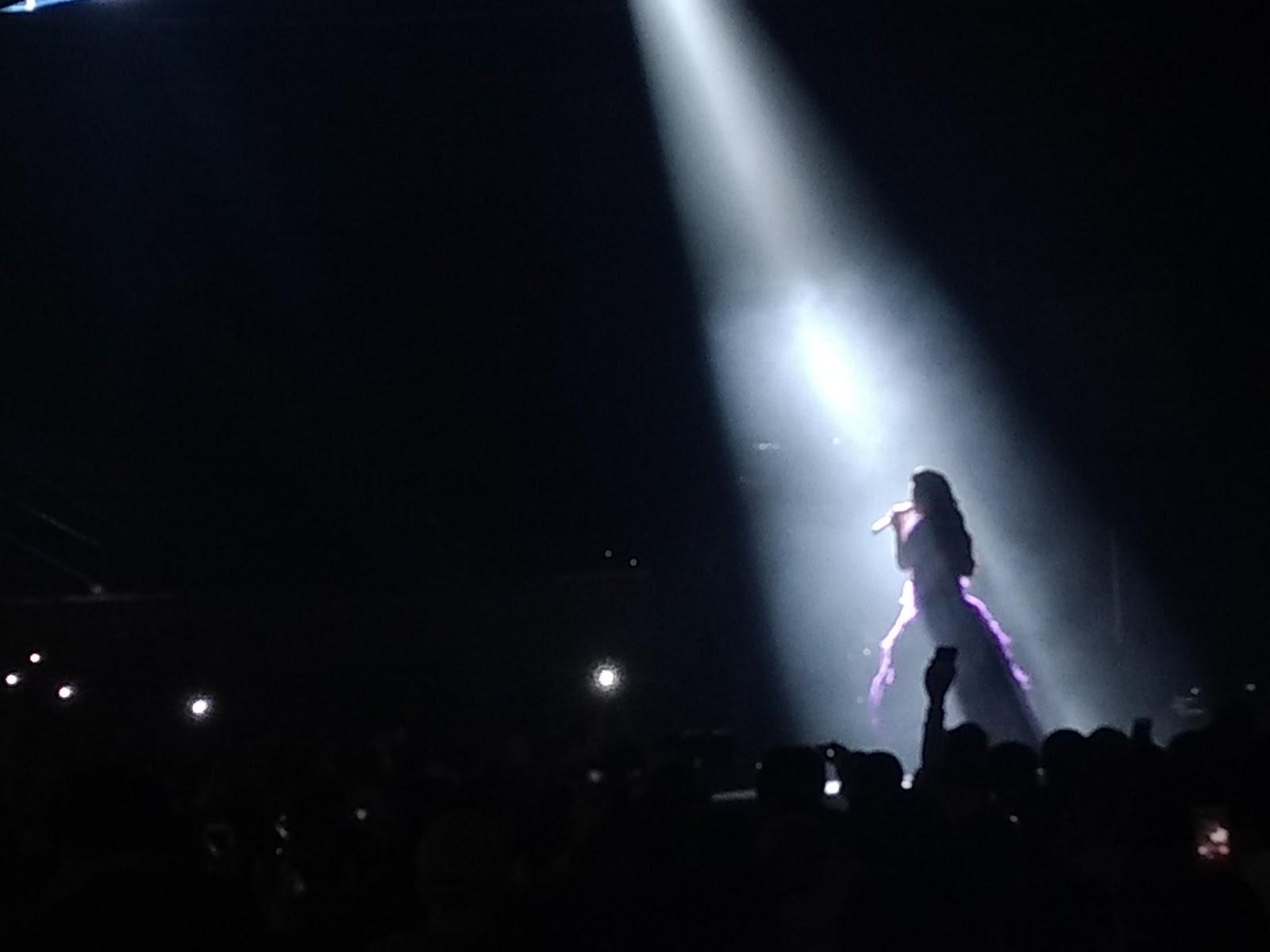 1600x1200 Fantarding over Regine Velasquez at the R3.0 Concert. Farm Boy in the City