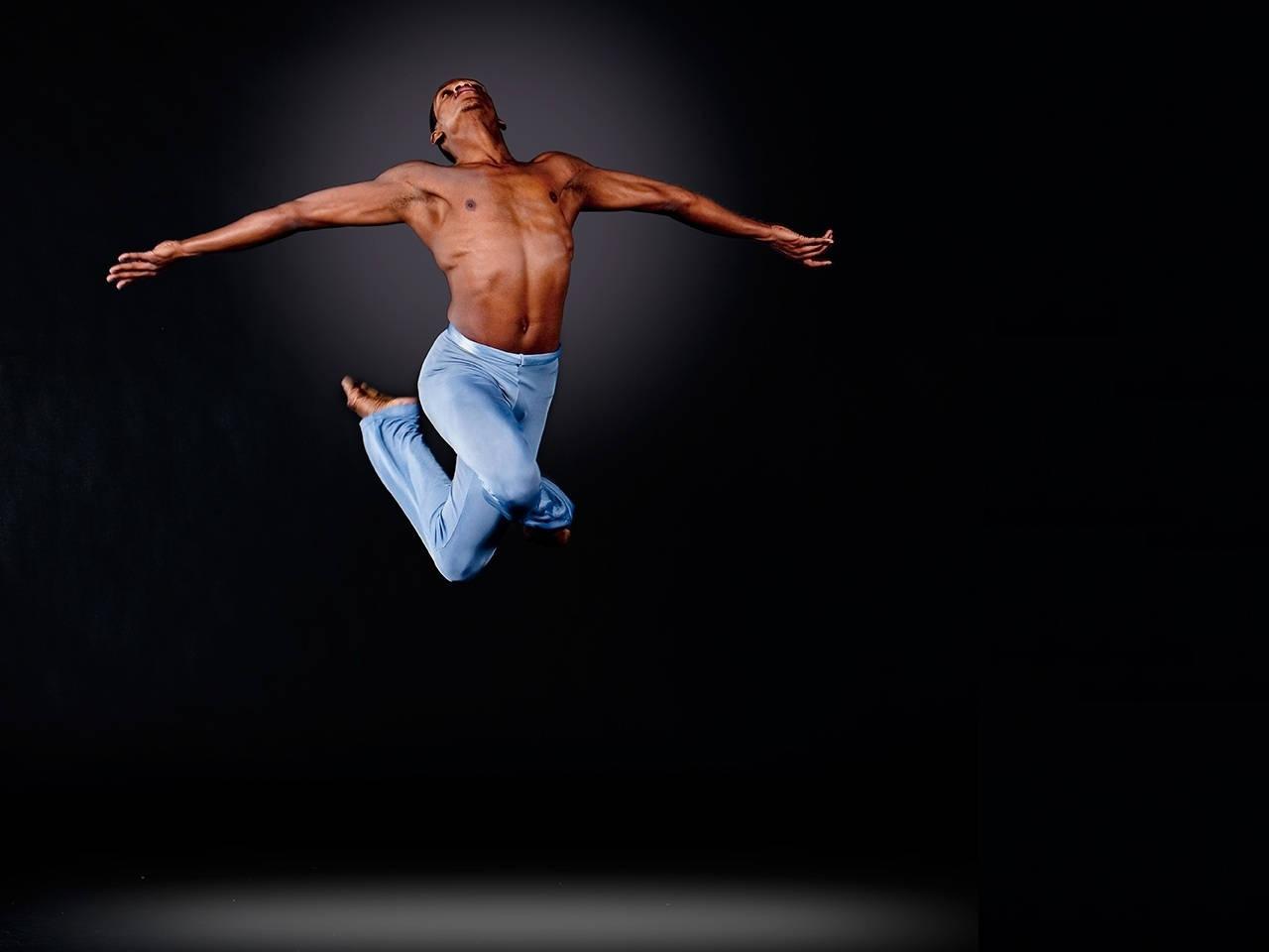 1280x960 Download Male Dancer Mid Air Dance Pose Wallpaper