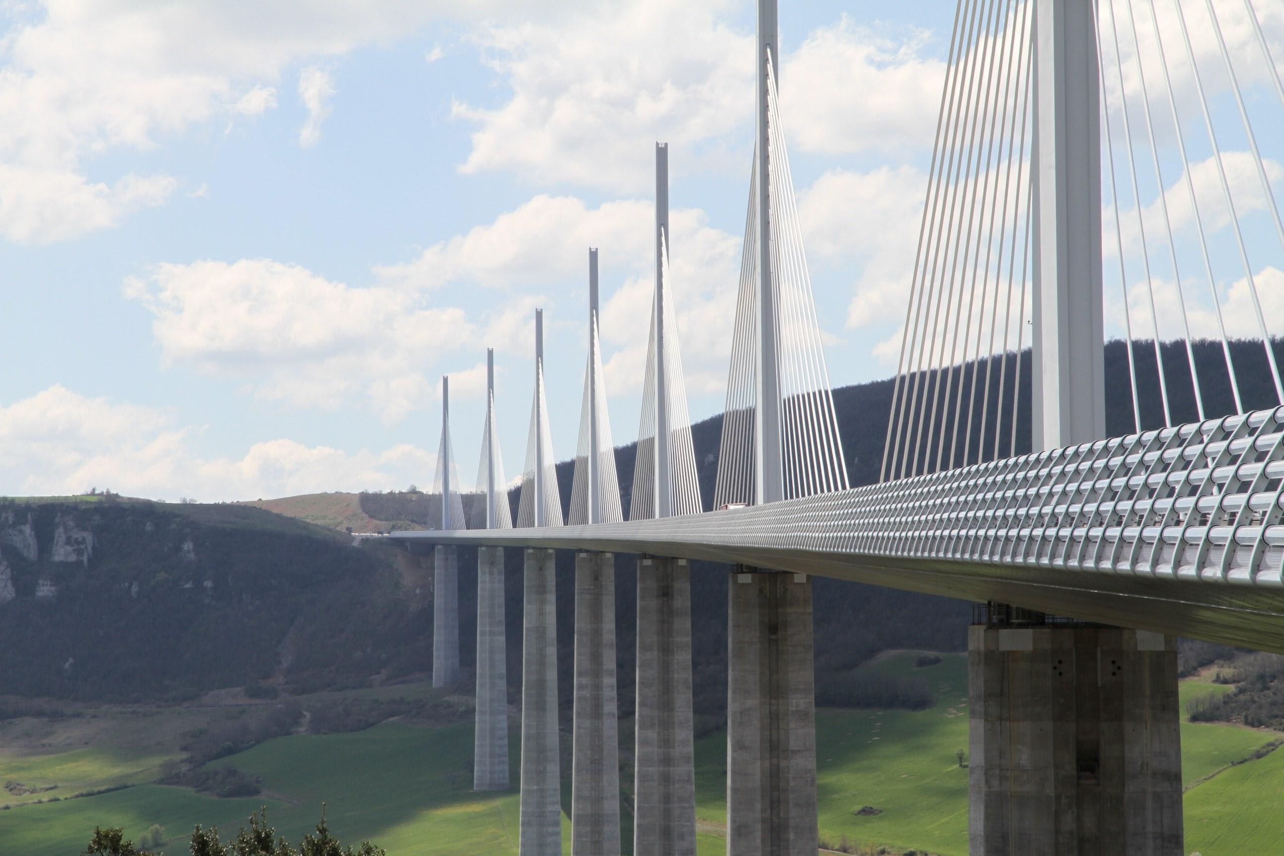 2592x1728 Wallpaper / the viaduc de millau bridge and mountains against a blue sky, viaduc de millau bridge 4k wallpaper free download