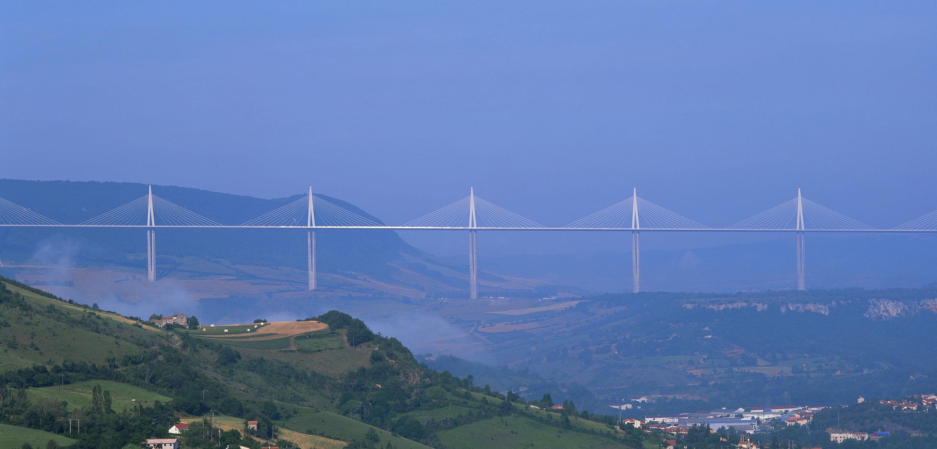 3000x1437 Foster + Partners, Nigel Young · Millau Viaduct · Divisare