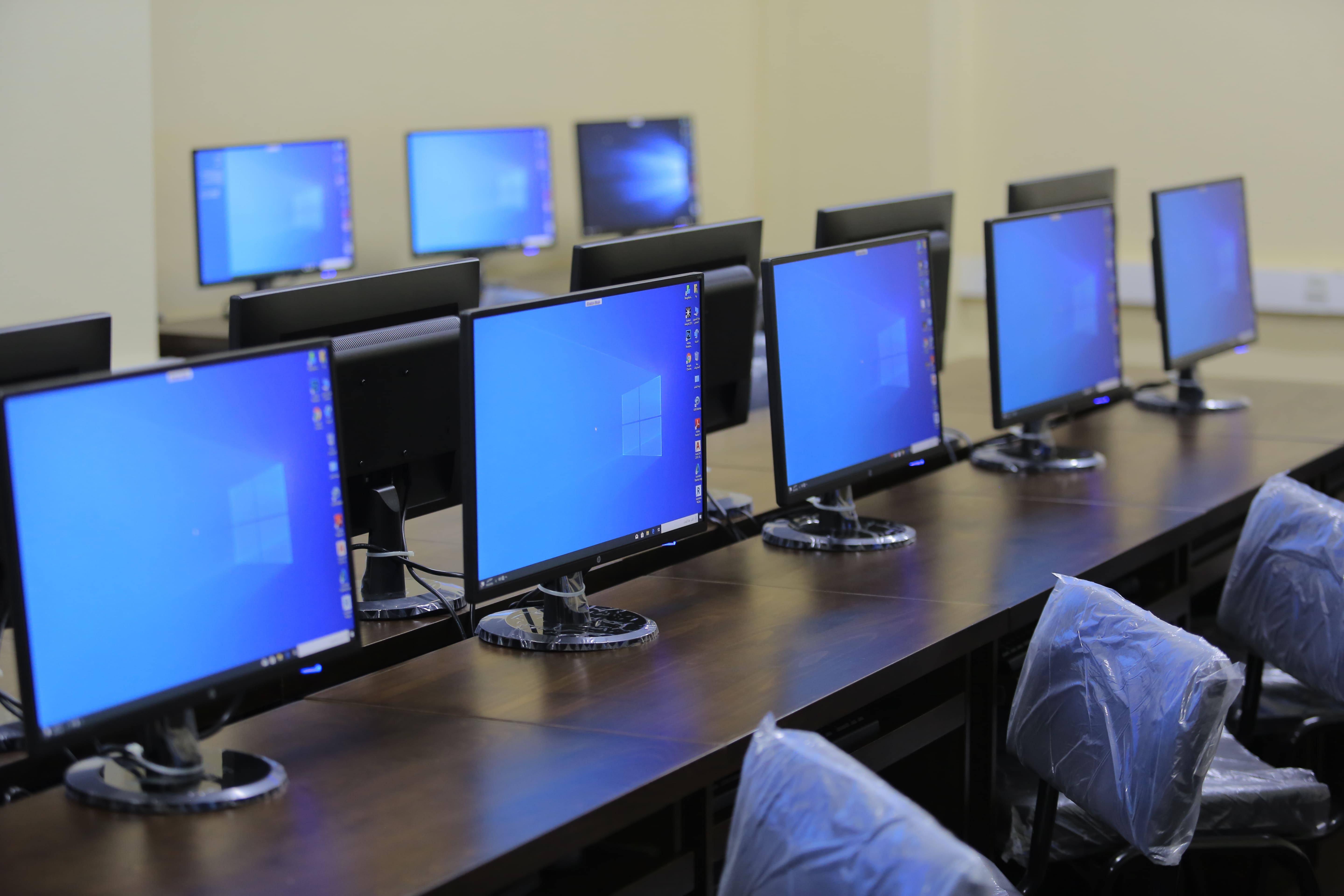 5760x3840 cbeeb > ACTIVITIES > Computer lab
