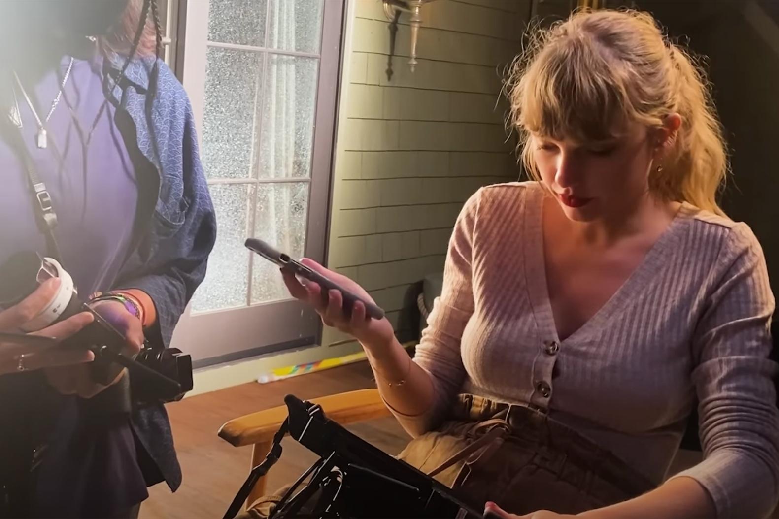 1581x1054 Taylor Swift Directs 'All Too Well: The Short Film' in BTS Video