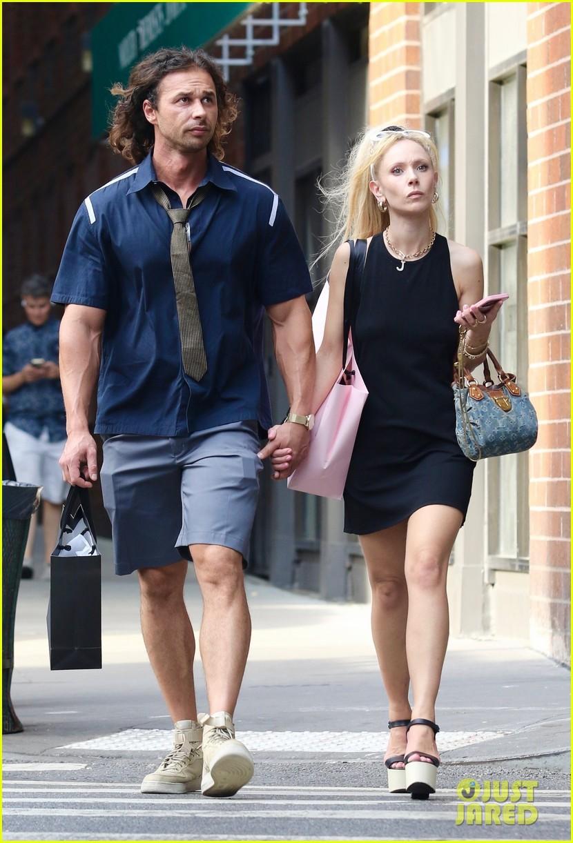 830x1222 Ted Lasso's Juno Temple Spotted with Mystery Boyfriend in NYC (Photos): Photo 4804471. Juno Temple Photo. Just Jared: Entertainment News