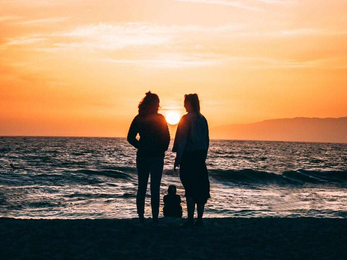 1152x864 Download wallpaper 1152x864 family, silhouettes, sea, shore, sunset standard 4:3 HD background