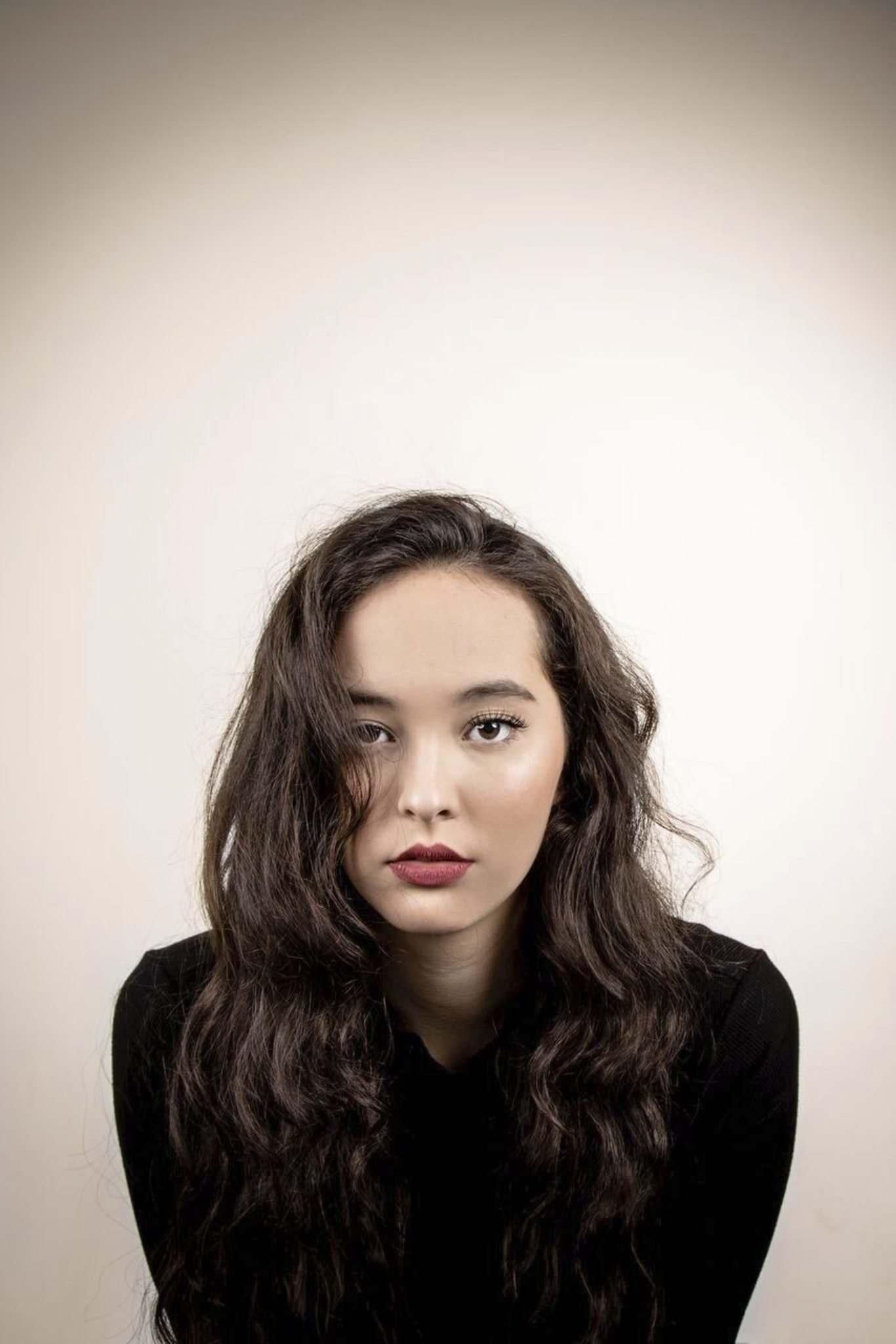1366x2048 Faouzia Wallpaper