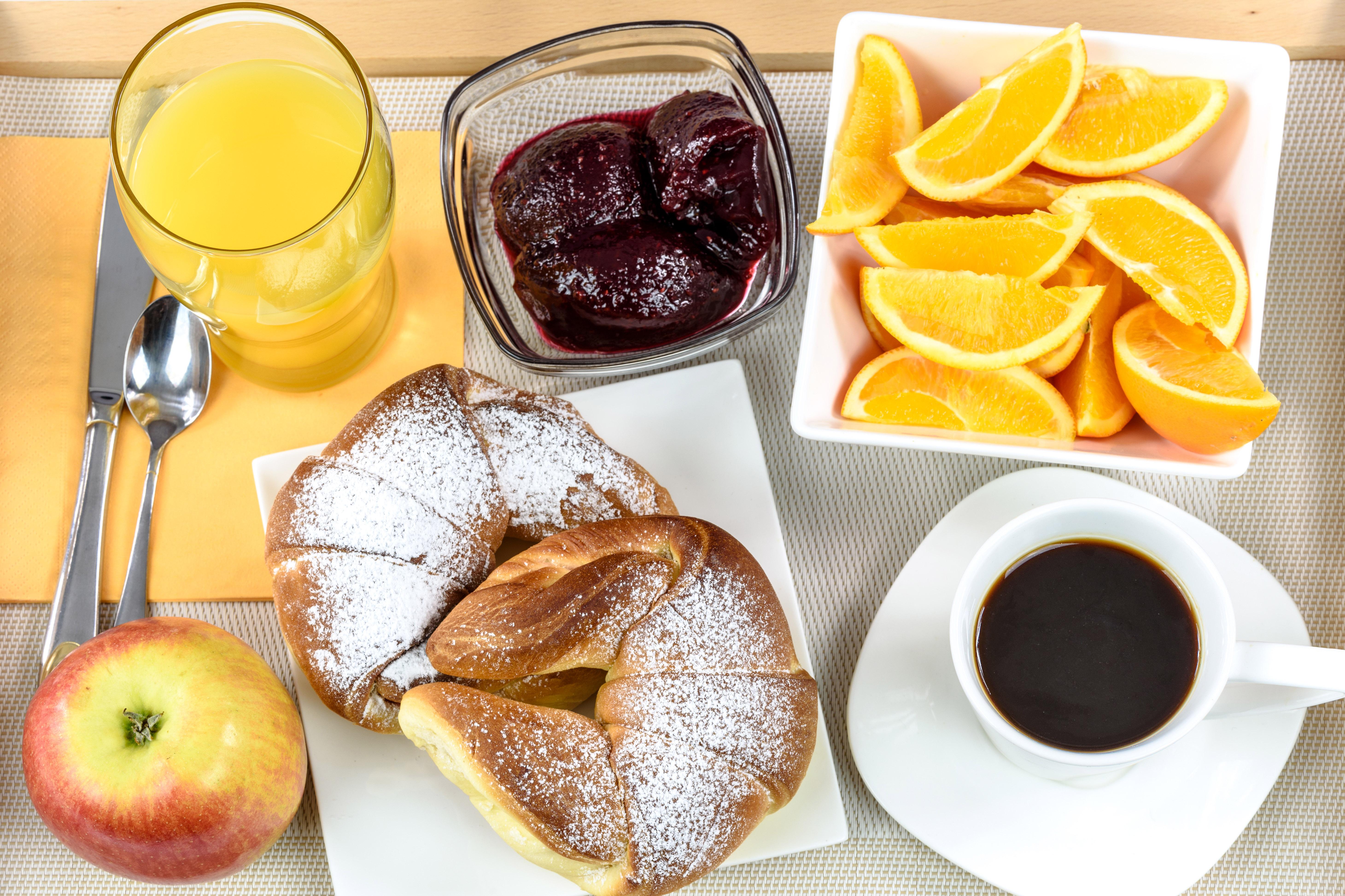 5840x3893 breakfast tray with food