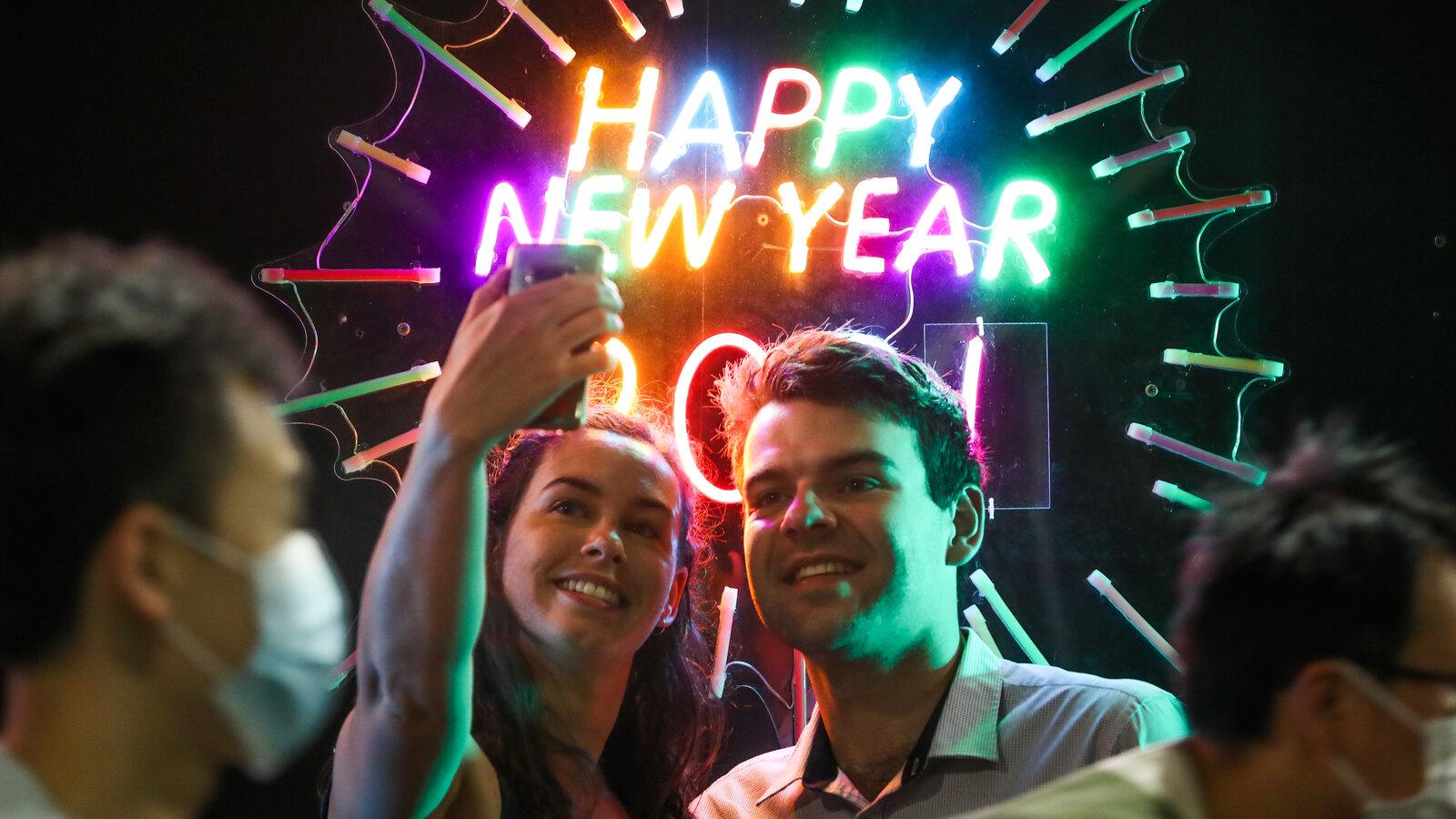 1600x900 How to Celebrate New Year's Eve 2020