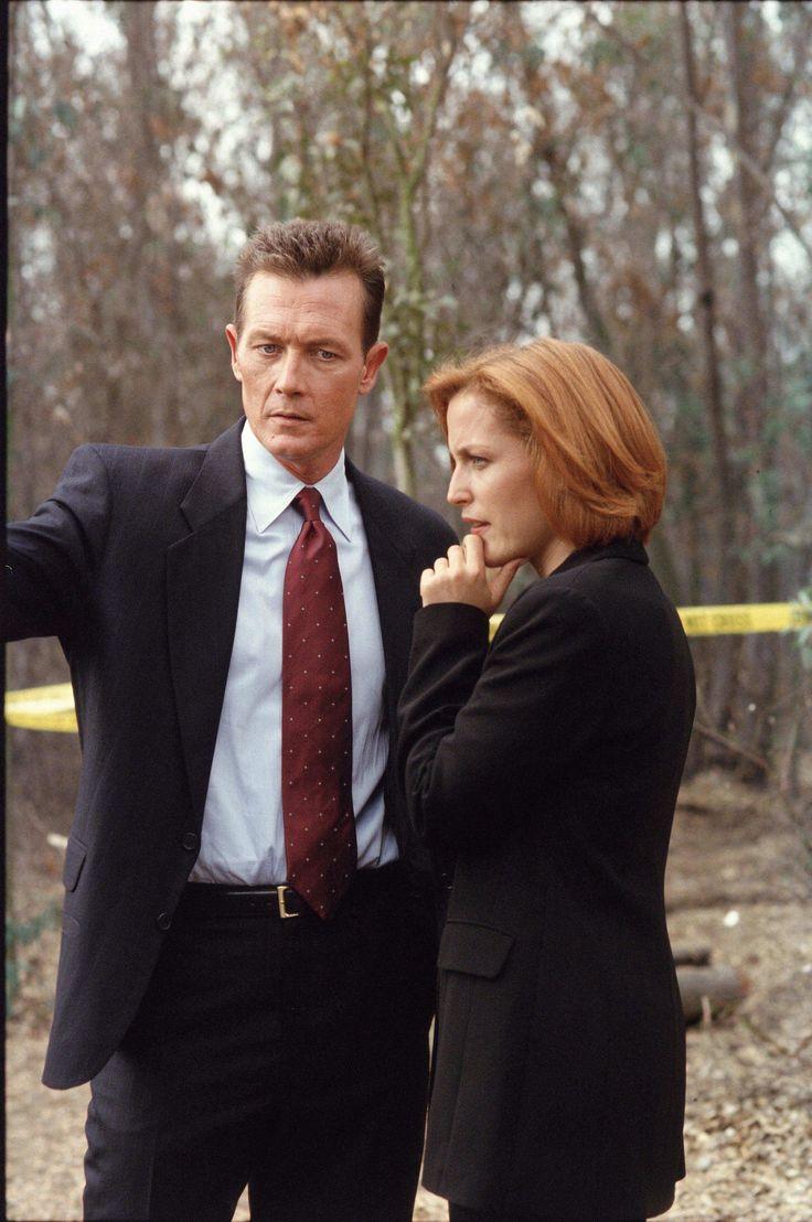 736x1108 John Doggett (Robert Patrick) & Dana Scully (Gillian Anderson) X Files. X Files, John Doggett, Gillian Anderson