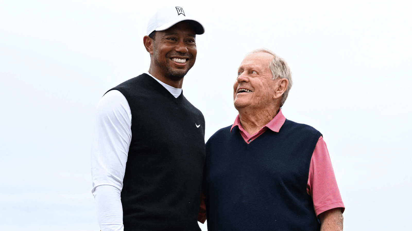 1600x900 Tiger Woods and Jack Nicklaus Pose for Iconic Photo at St. Andrews