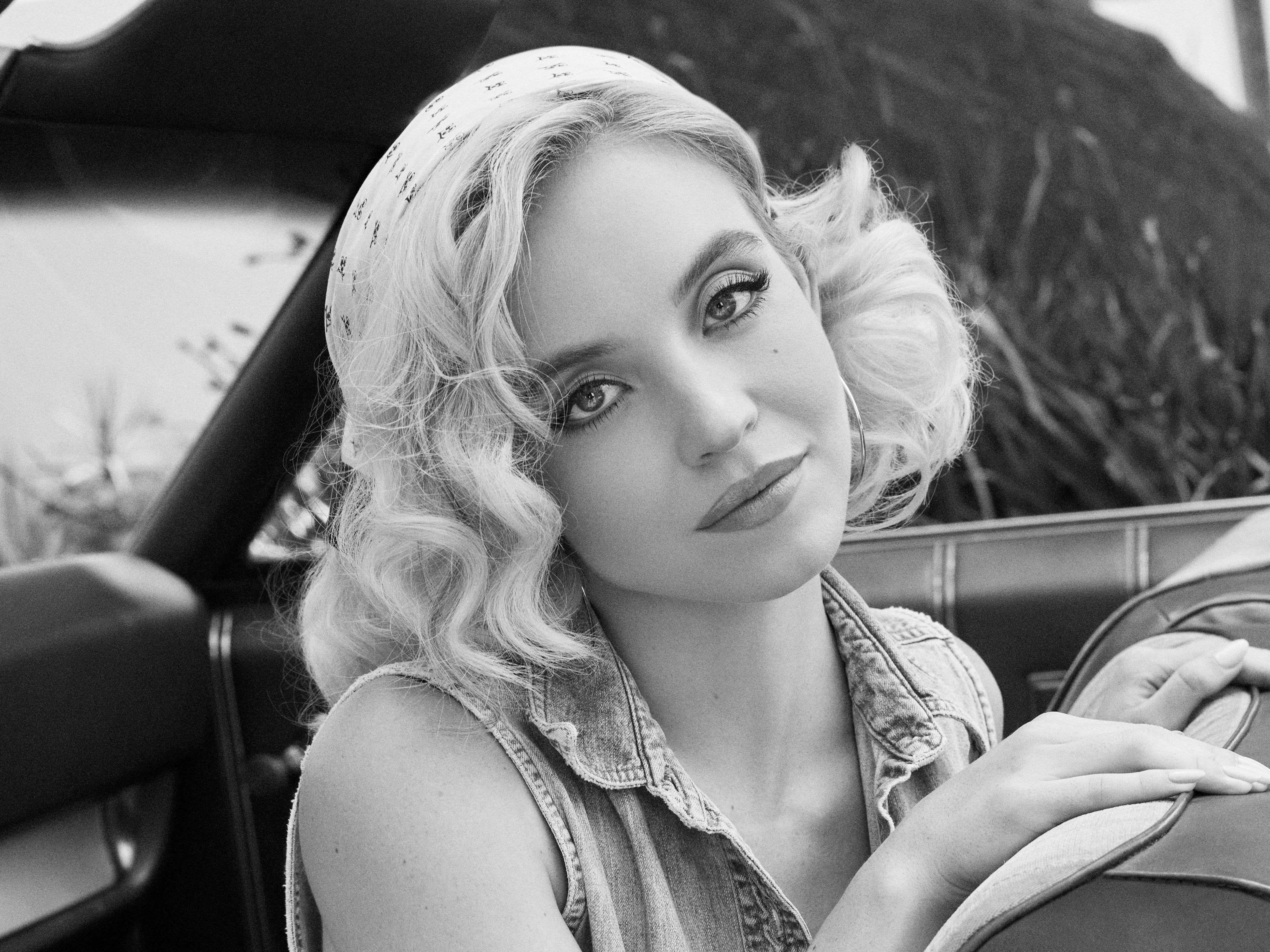 4992x3744 Sydney Sweeney Pays Homage to Anna Nicole Smith in New Guess Originals Campaign