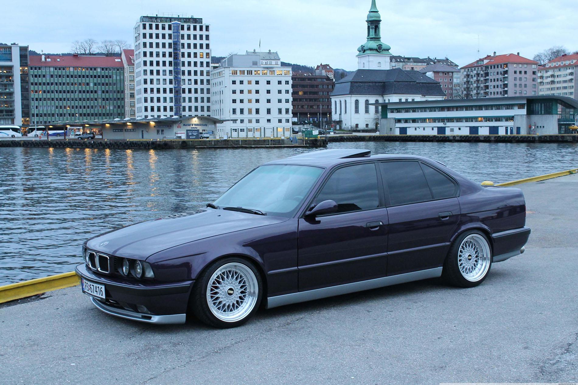 1900x1267 412080_bmw E34 Wallpaper Foot Down