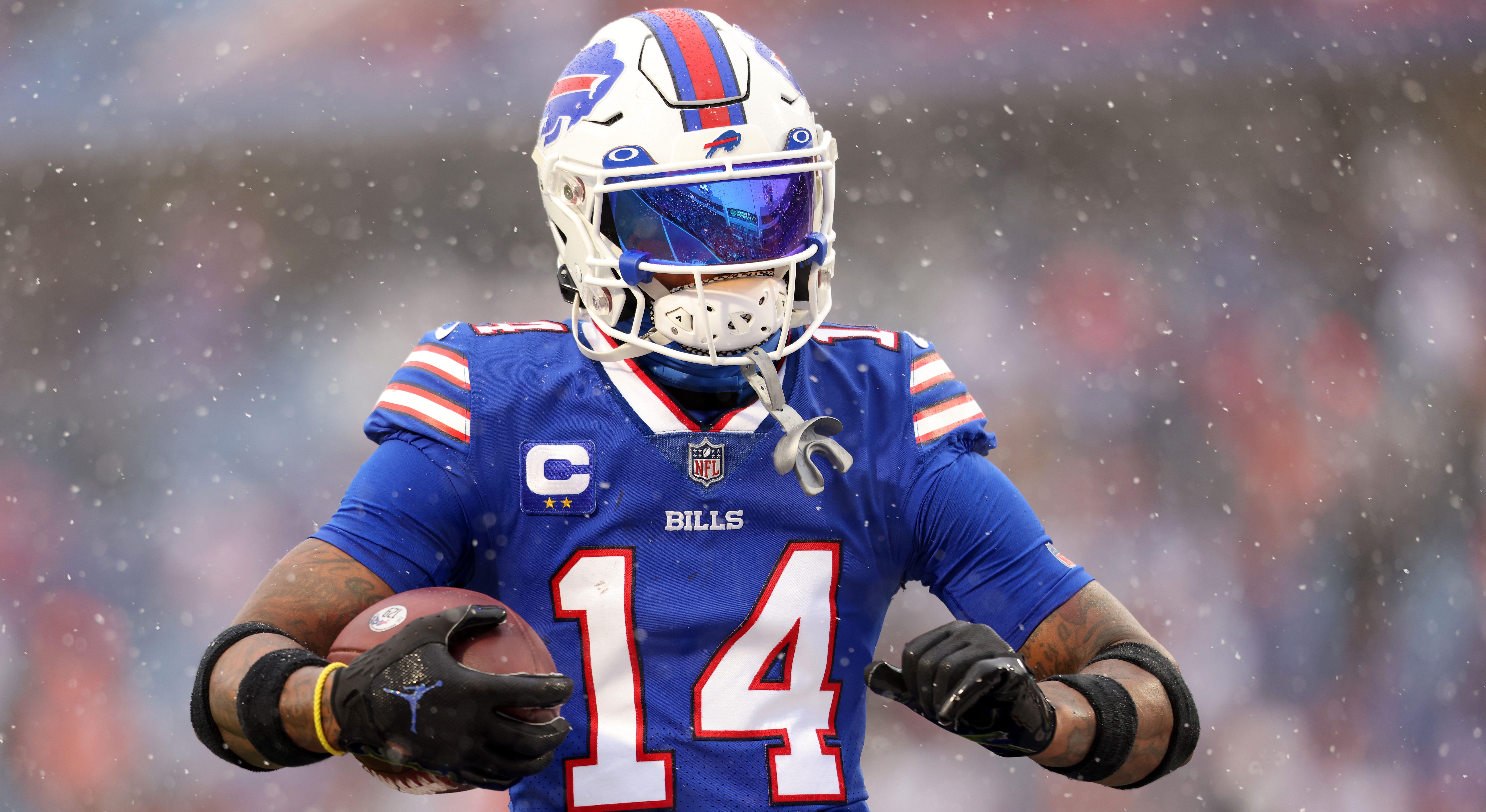 8192x4480 Bills' Stefon Diggs, who was frustrated with Josh Allen on sideline, bolts from locker room after loss: report