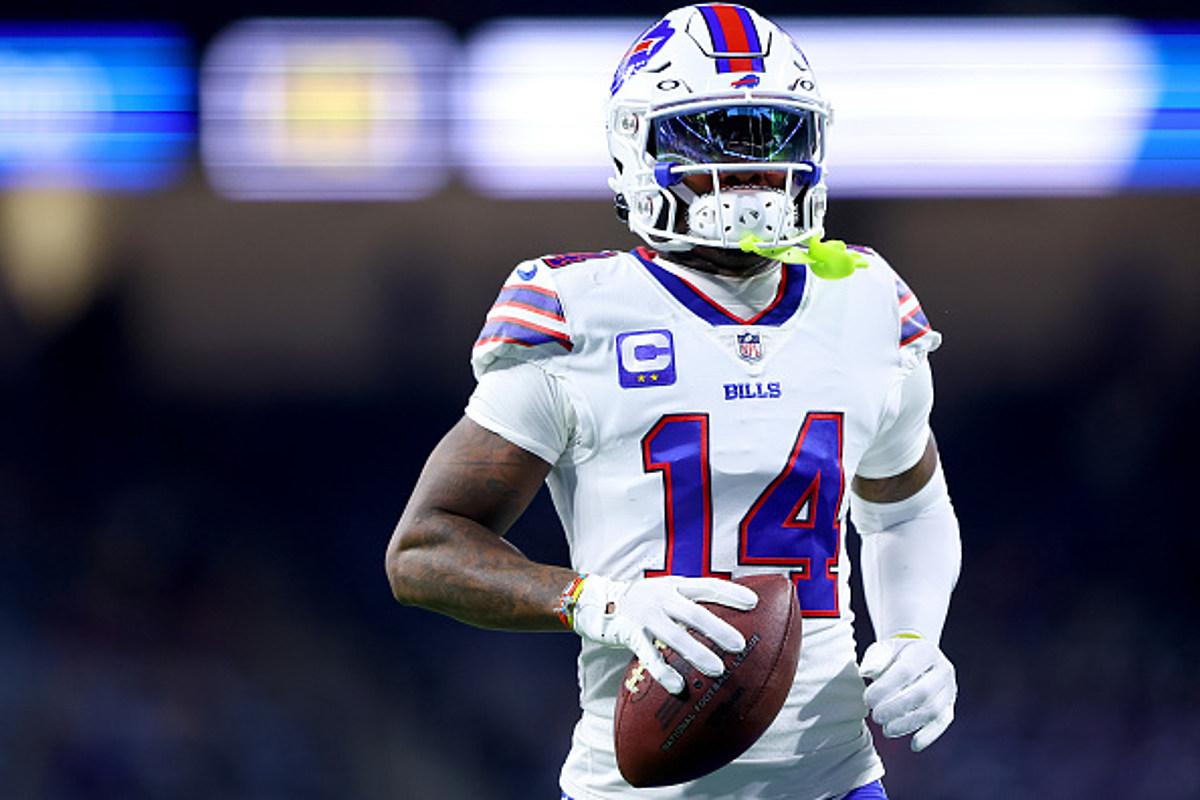 1200x800 Stefon Diggs Brings Young Bills Fan on Field Pregame, Plays Catch