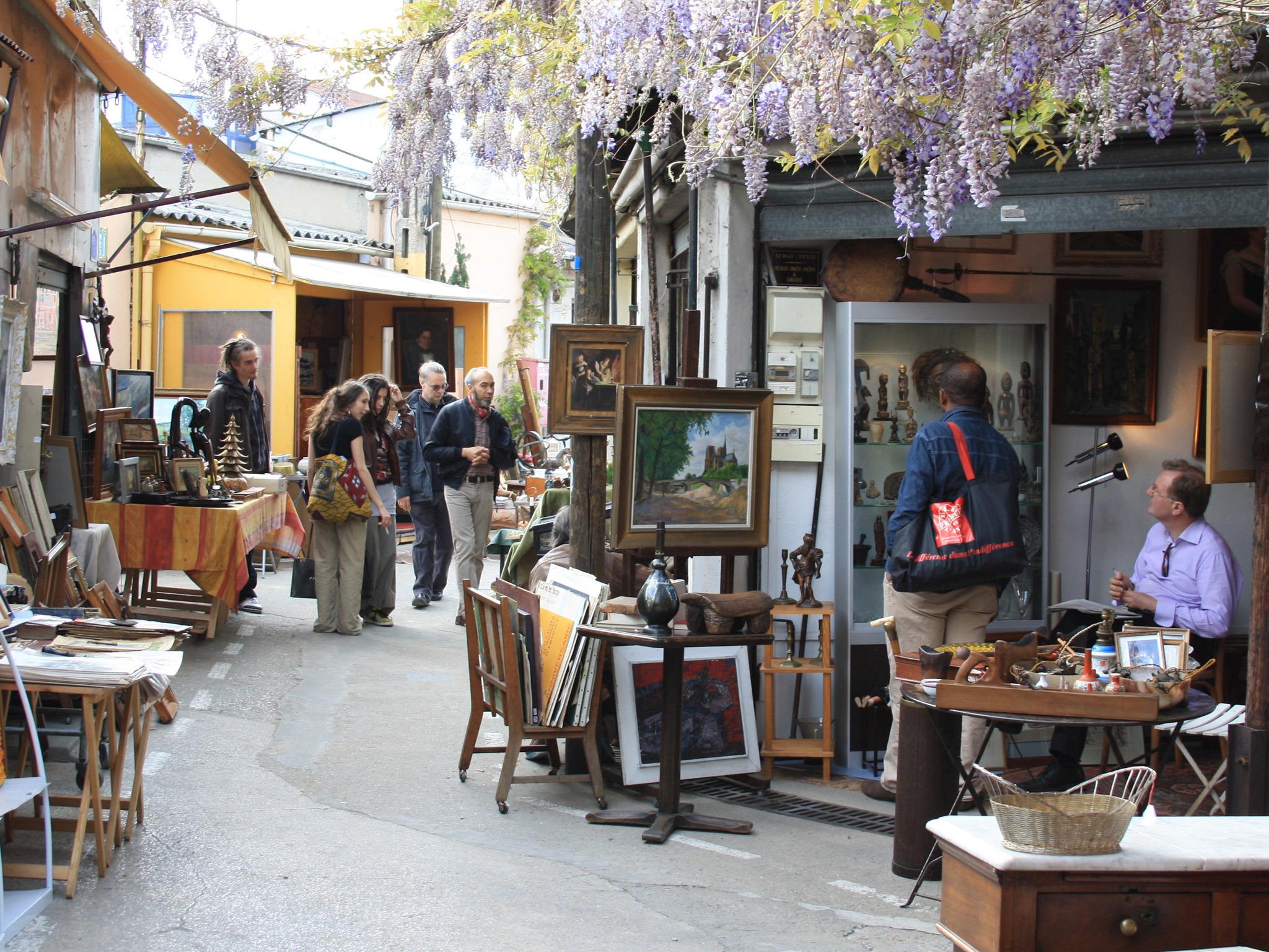 2048x1536 Best Flea Markets in Paris for 2023