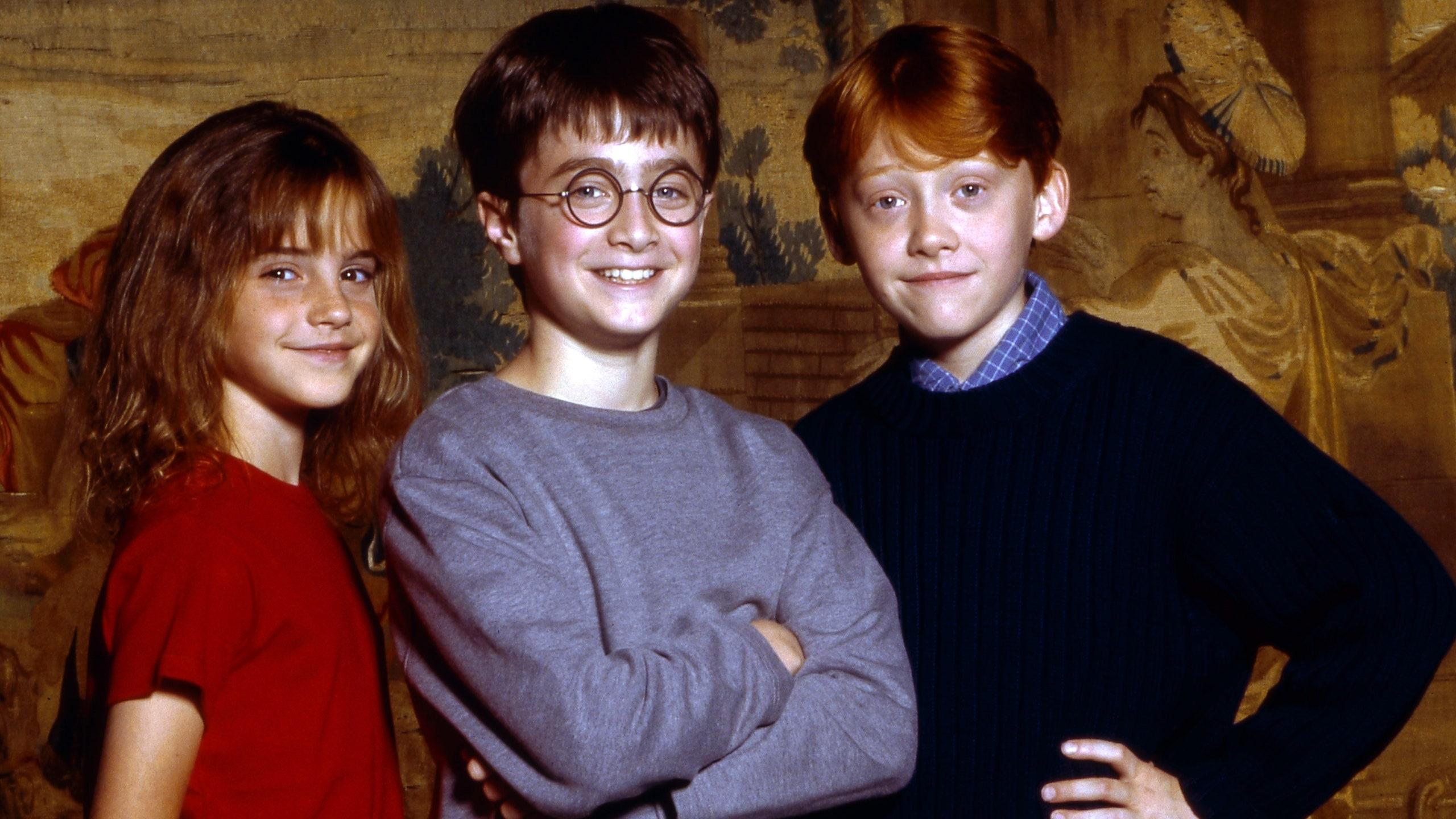 2560x1440 See “Harry Potter” Stars Emma Watson, Daniel Radcliffe & Rupert Grint Reunite in the Gryffindor Common Room