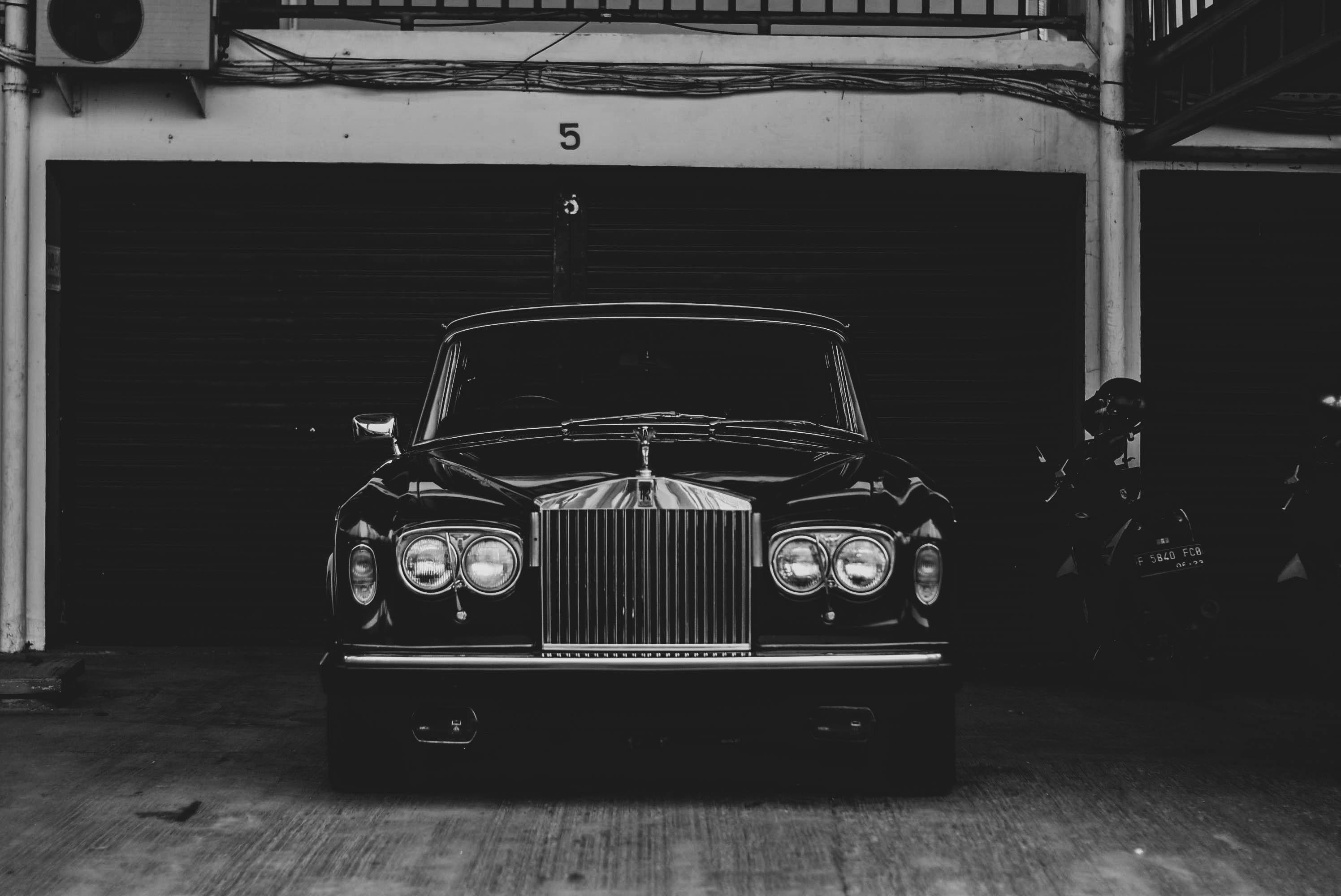 2992x2000 Grayscale Photo of a Classic Rolls Royce · Free