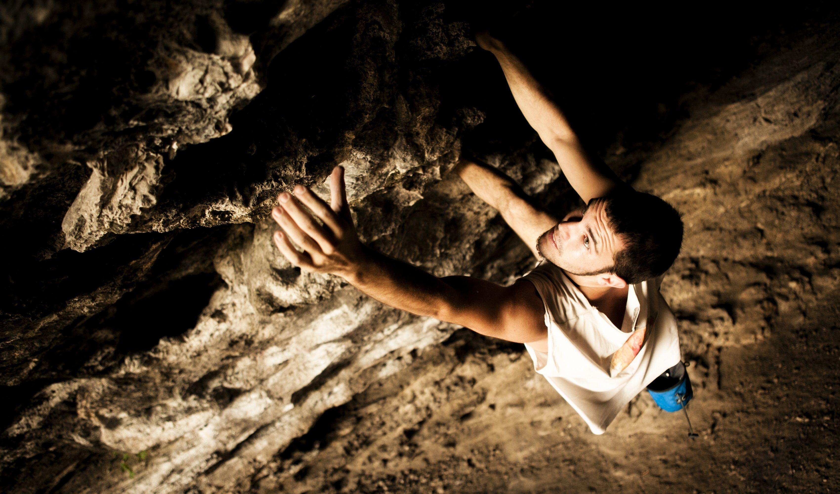 3400x2000 Men climbing wallpaperx2000