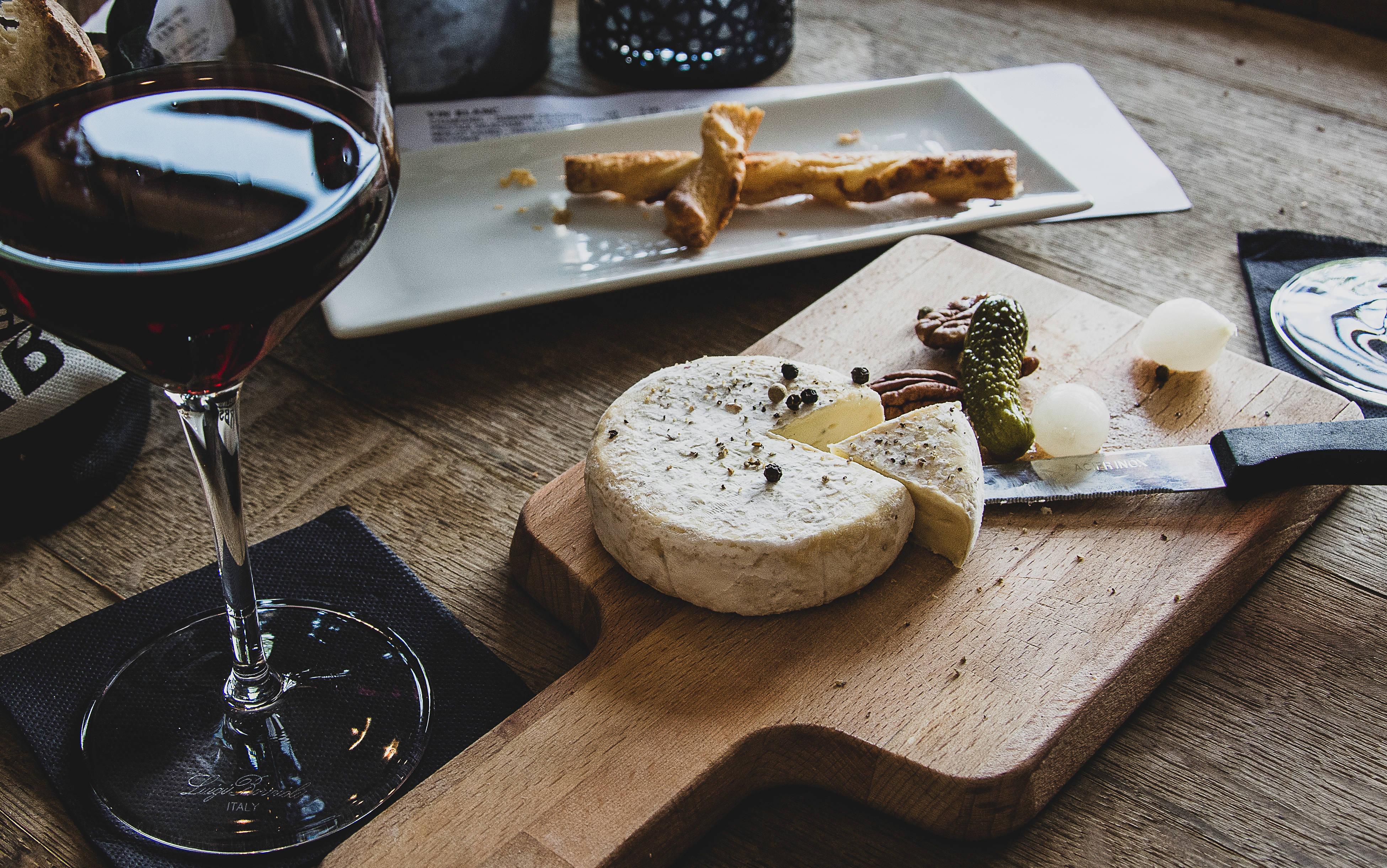 3901x2442 Download Wine And Cheese On Table Wallpaper