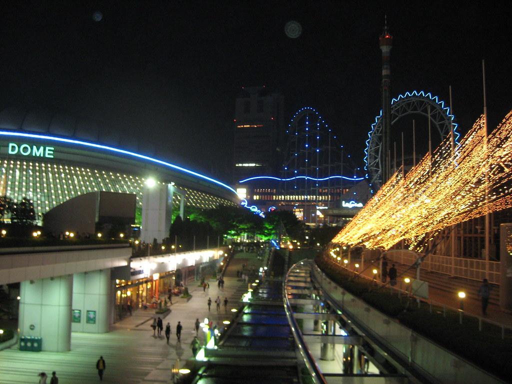 1024x768 Tokyo dome area by night. Is it just me or does that look o