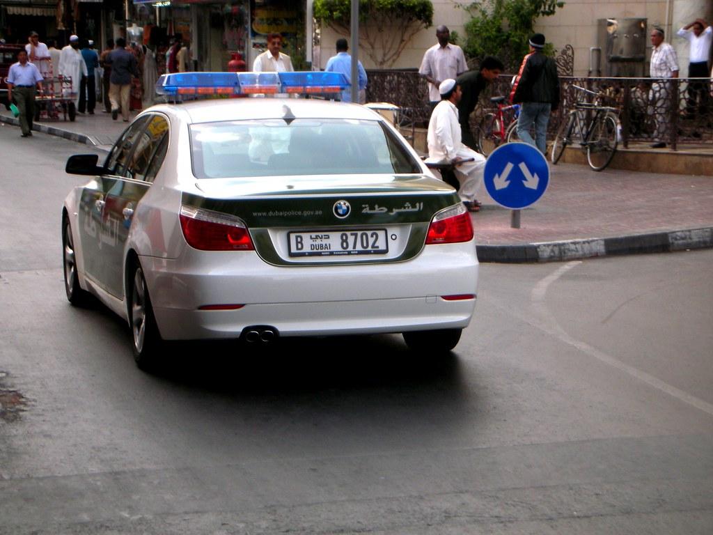 1024x768 DUBAI POLICE CAR