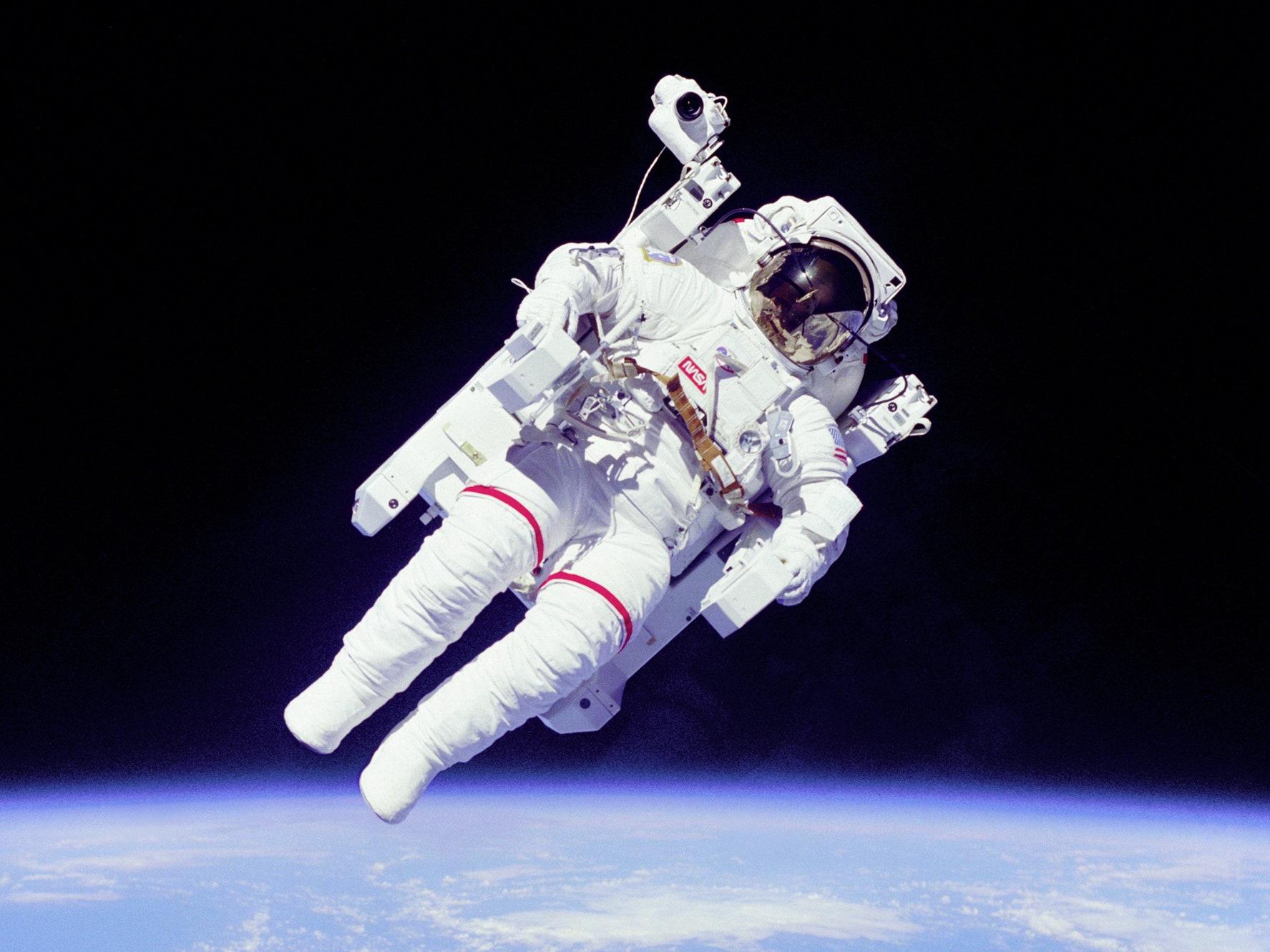 1775x1331 Could an Astronaut Lost in Space Use Gravity to Get Around?