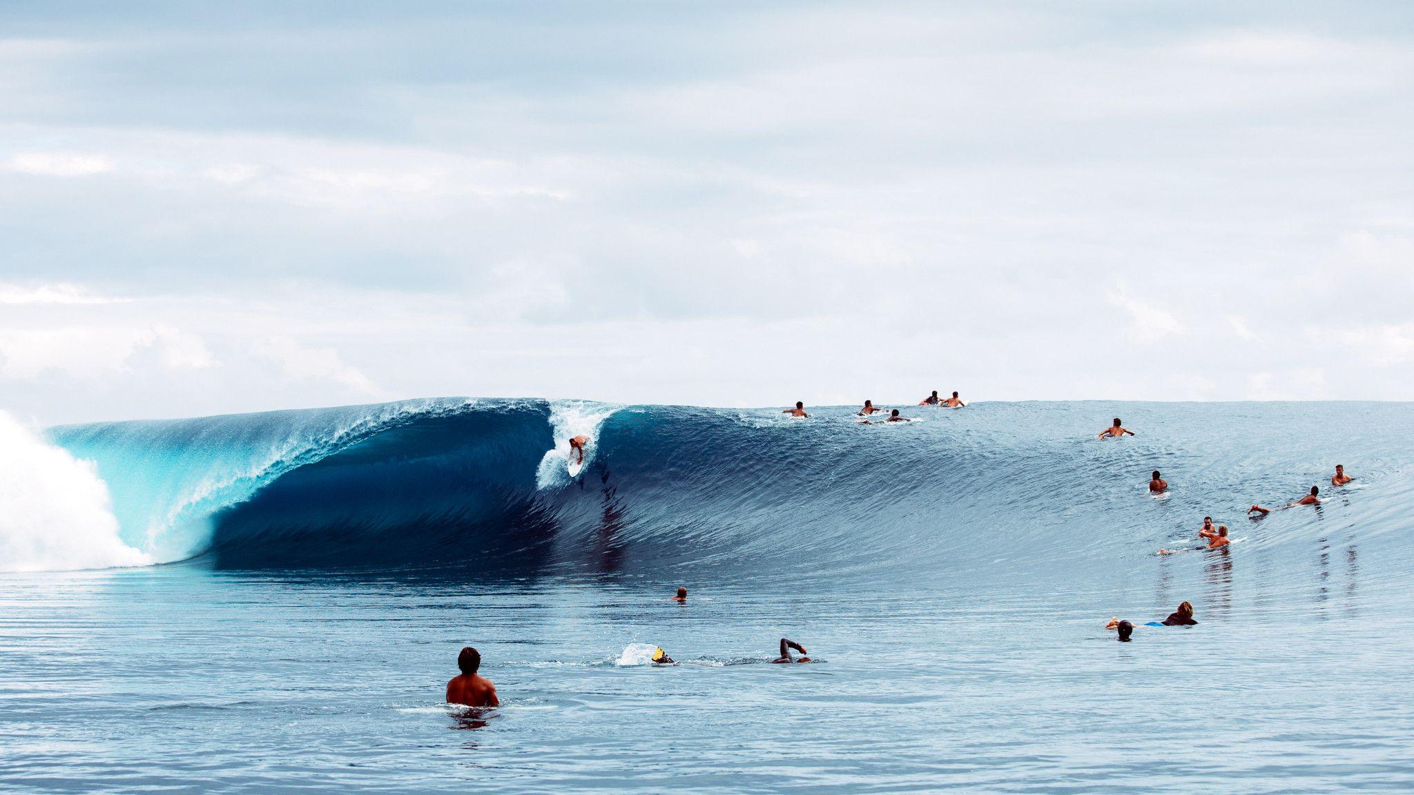 2048x1152 Surfing iPhone Wallpaper