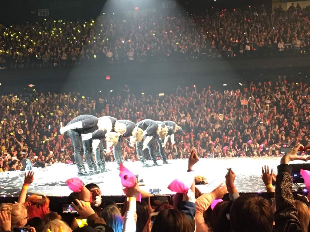 1024x768 BTS The Wings Tour in Rosemont. ARMY's Amino