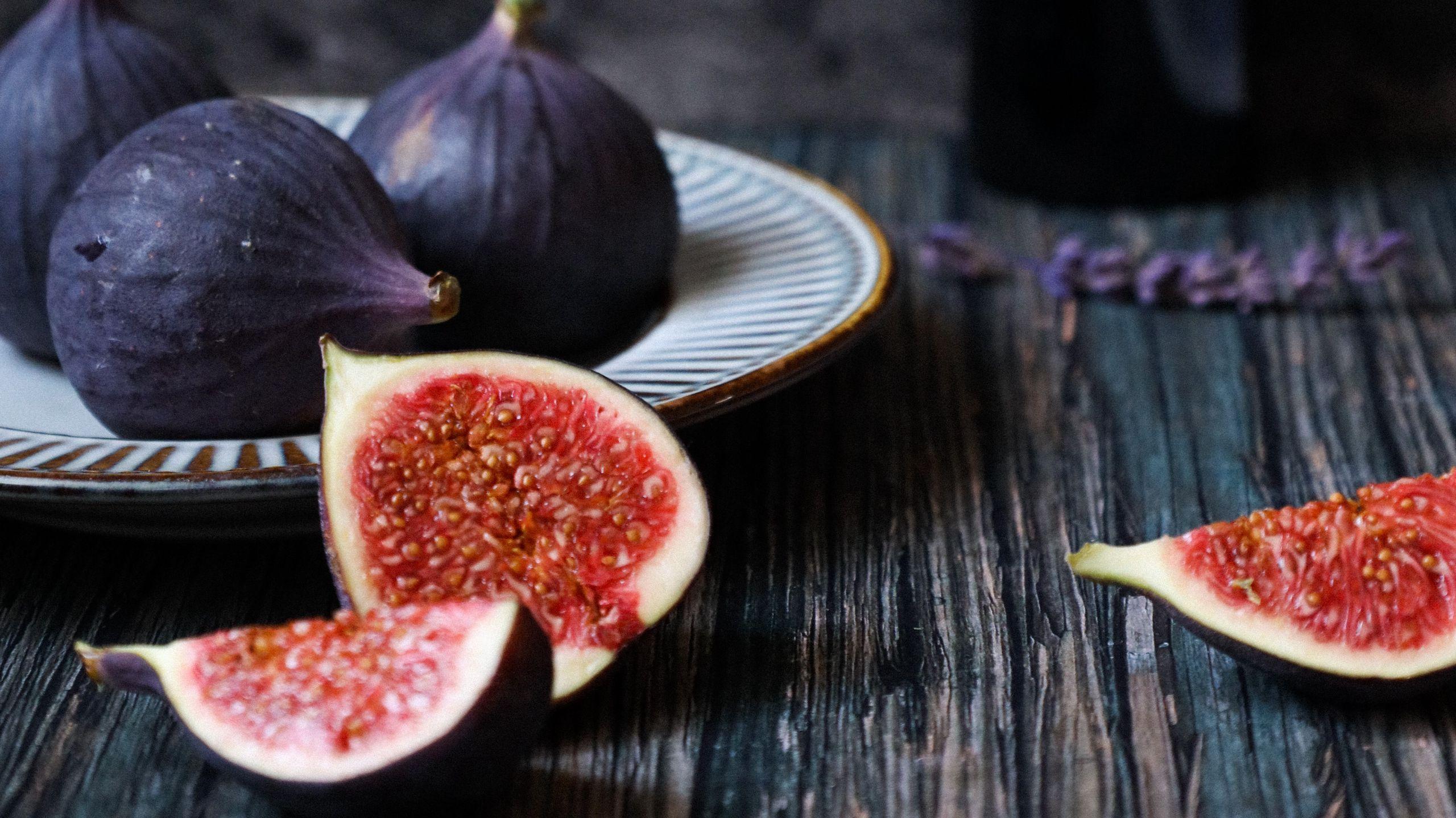2560x1440 Download wallpaper 2560x1440 figs, slices, fruit, purple widescreen 16:9 HD background