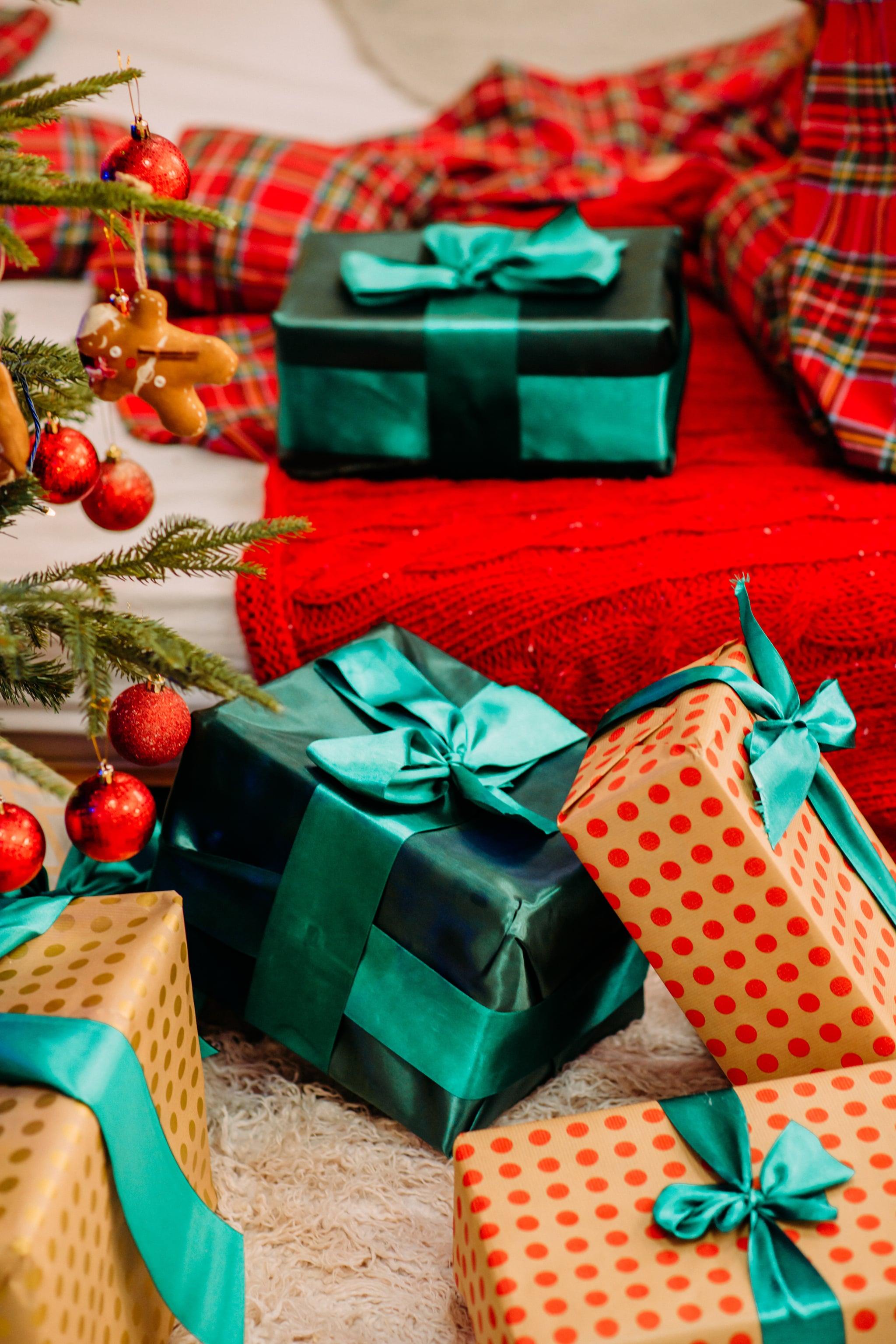 2048x3069 iPhone Christmas Wallpaper