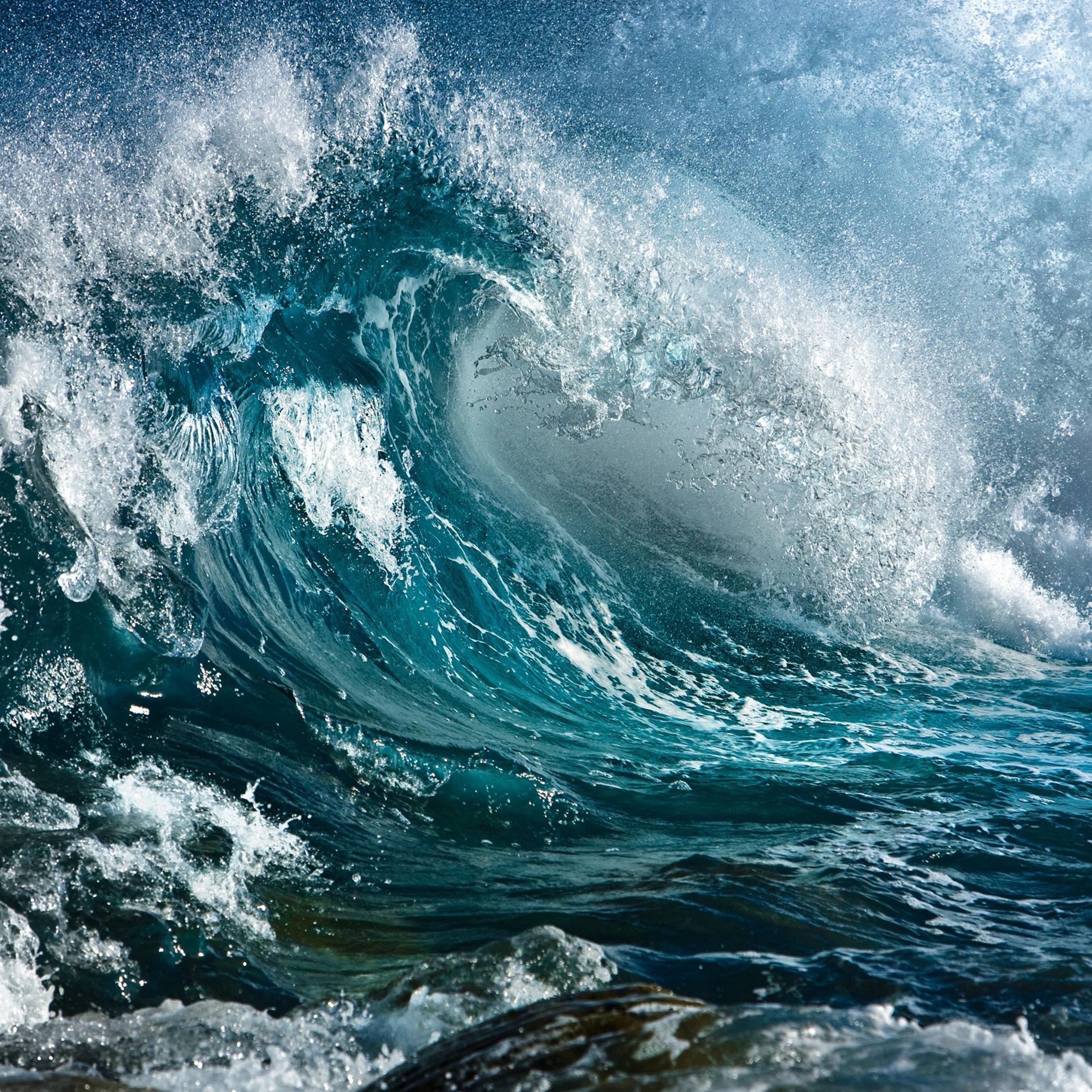 2524x2524 Big waves on the sea