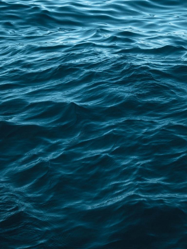 768x1024 Pretty Deep Blue Ocean Waves iPad wallpaper