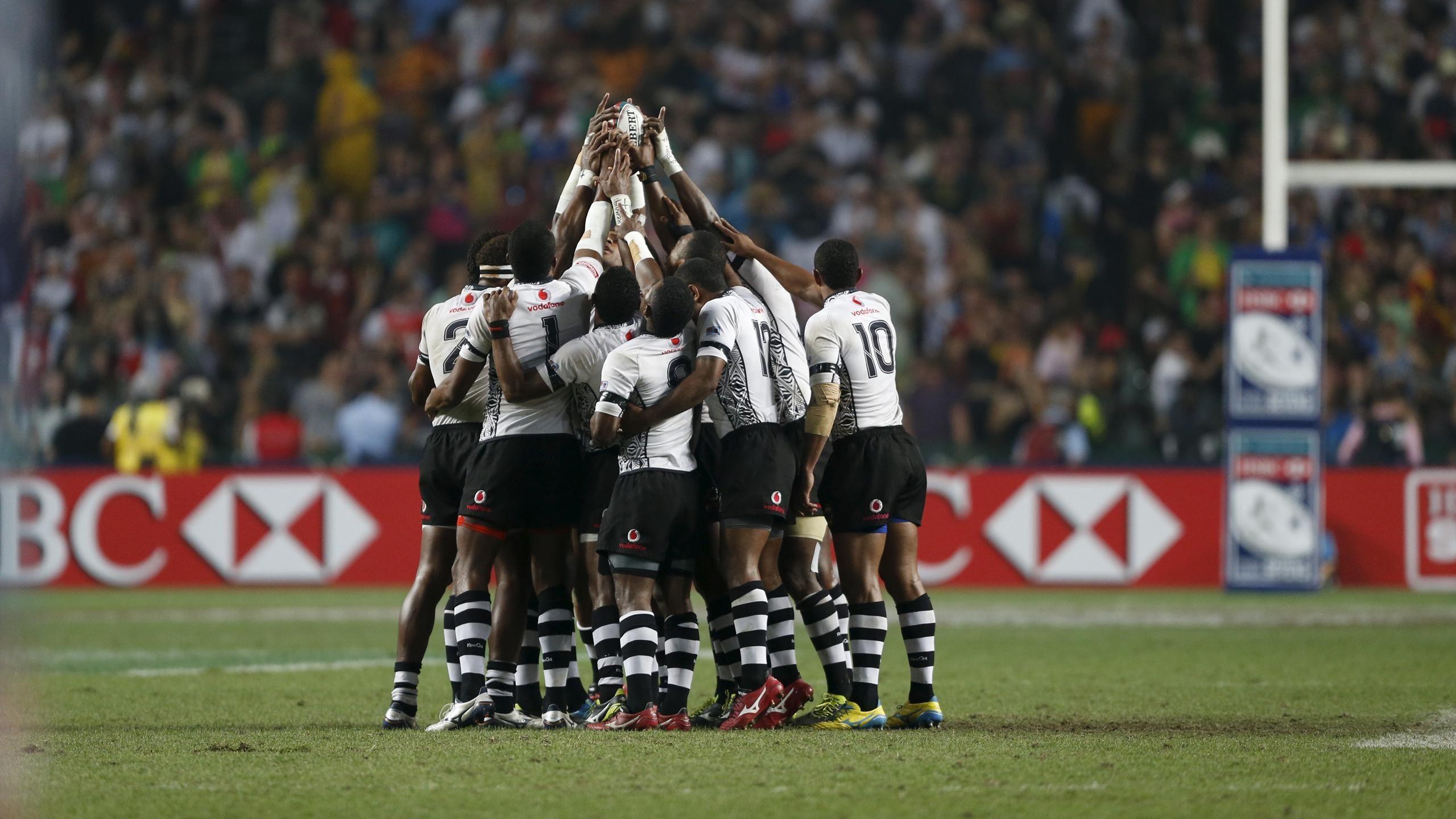 2560x1440 Fiji's rugby team step in to serve food and drinks during flight emergency
