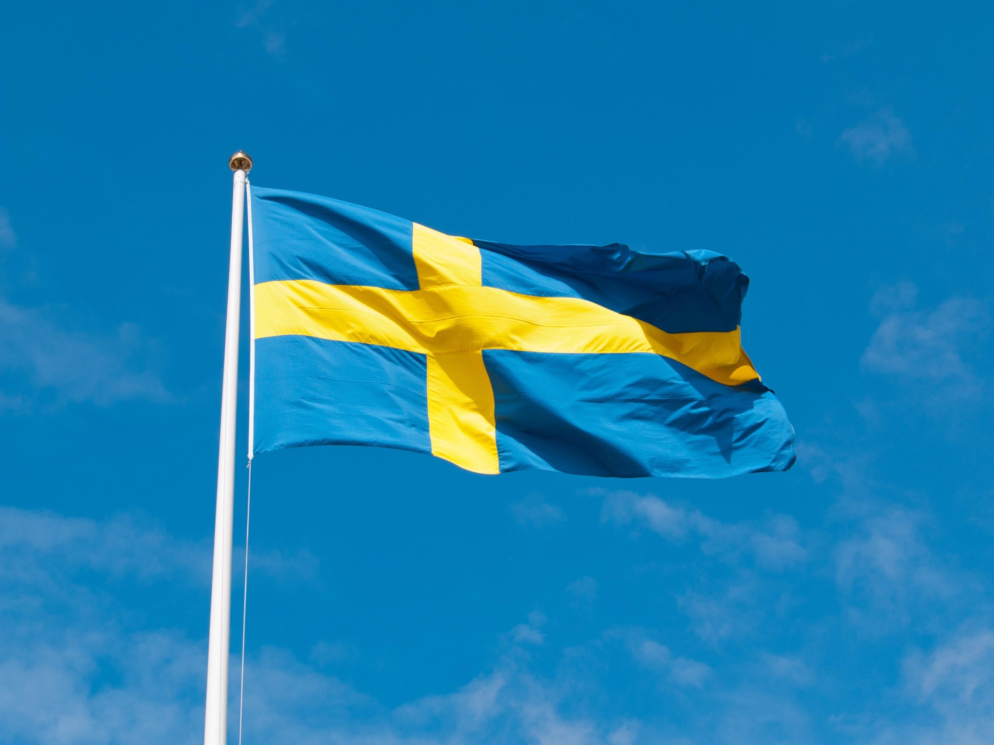3264x2448 Wallpaper / nature, himmel, independence, wind, sky, environment, symbol, pride, national icon, 2K, pole, yellow, sweden, flag, textile, patriotism, swedish flag free download