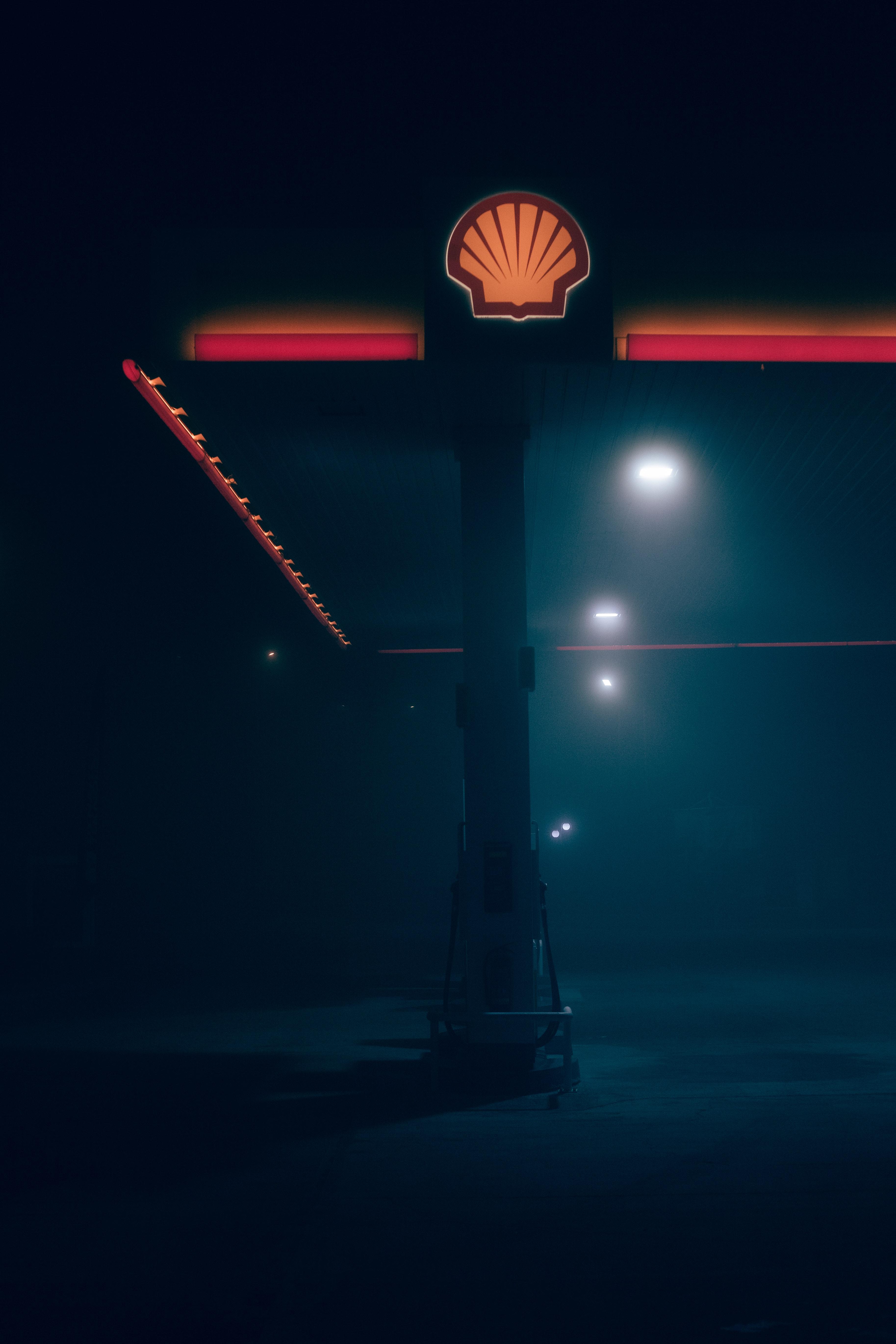 3654x5481 Shell Gas Station on Foggy Night · Free